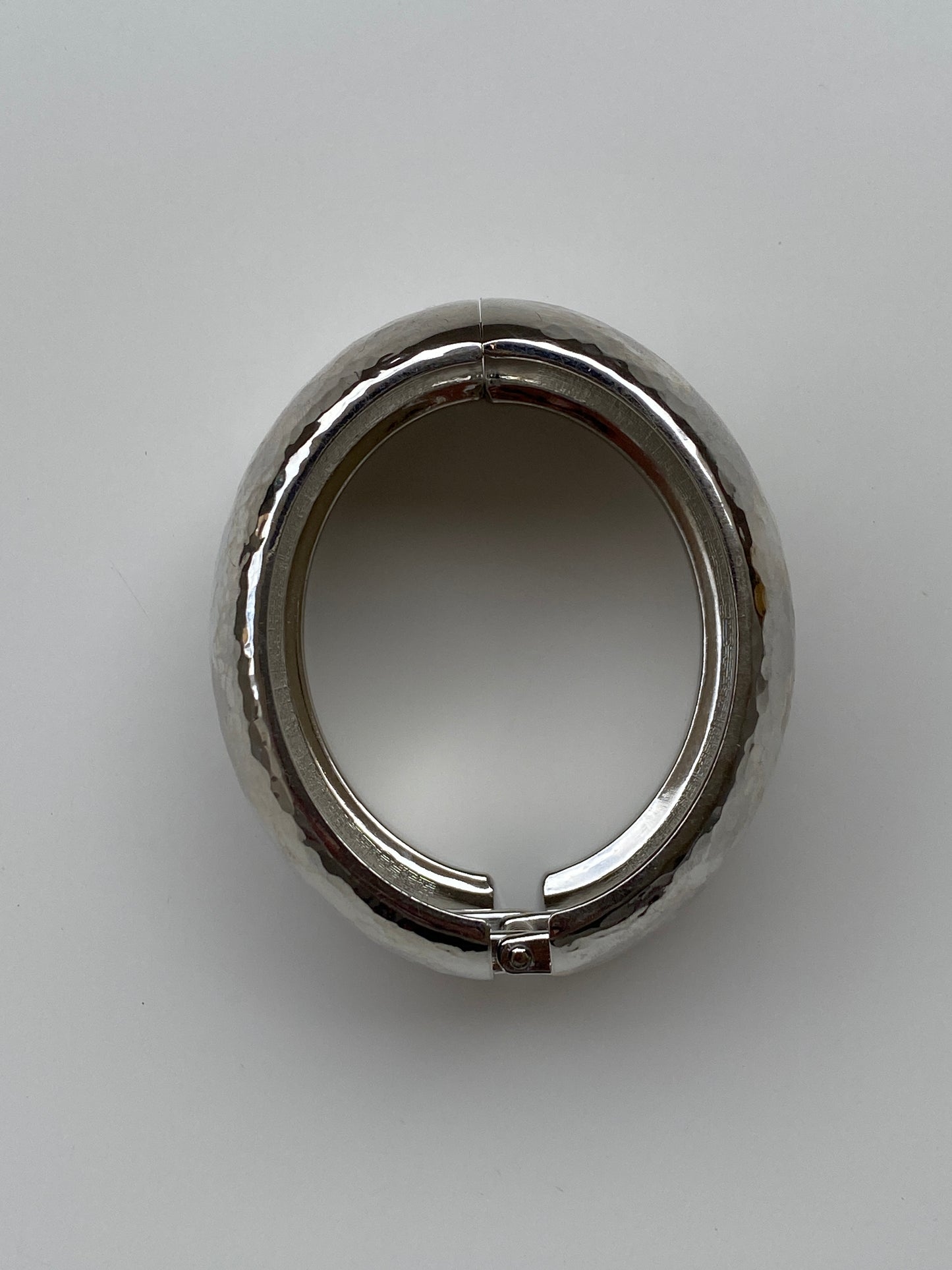 Vintage Silver-Tone Hammered Hinged Bangle Bracelet – Sculptural Minimalist Cuff