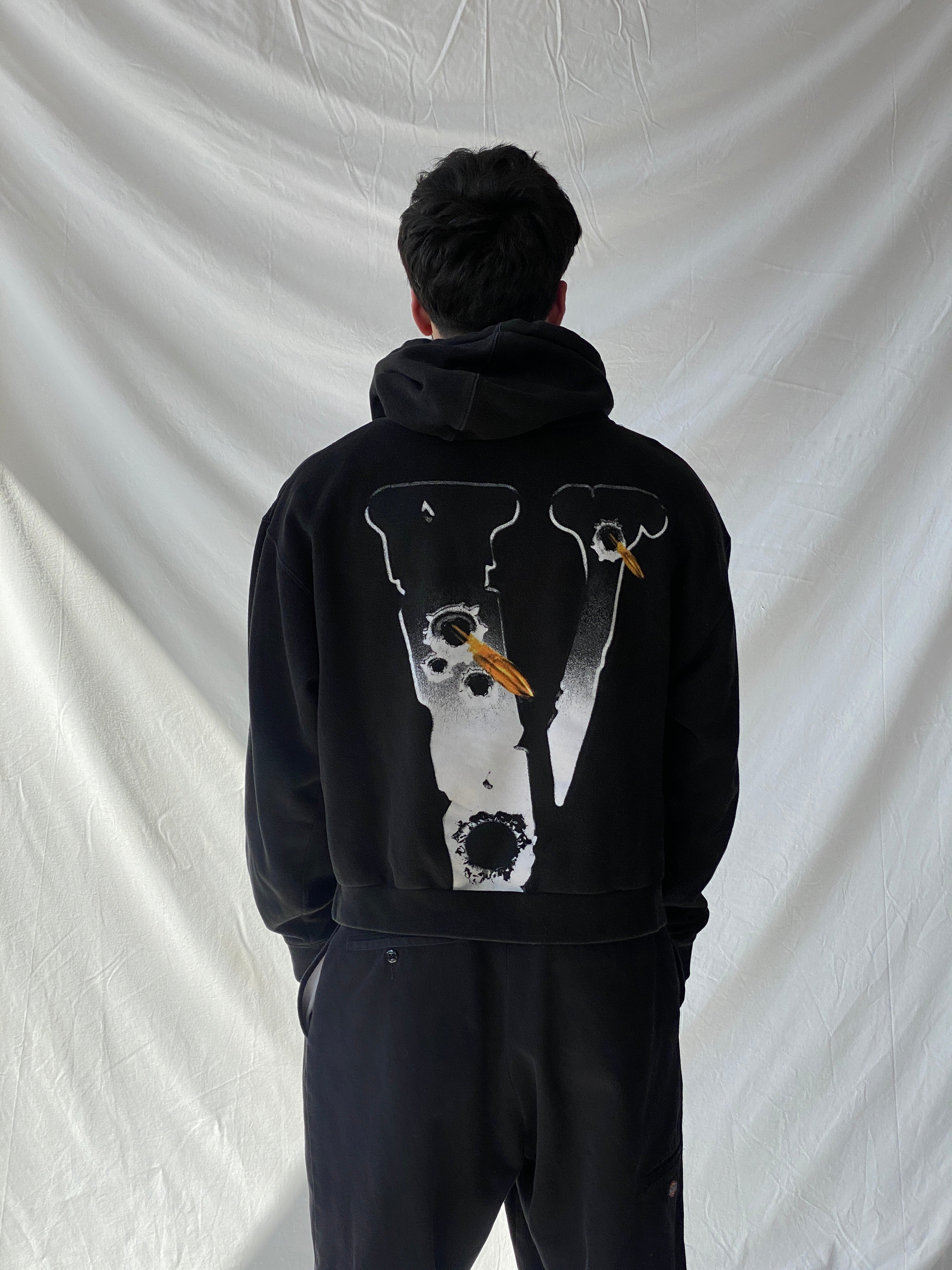 هودي رجالي أسود من VLONE X POP SMOKE "HAWK 'EM" "Meet The Woo 2" - مقاس XL