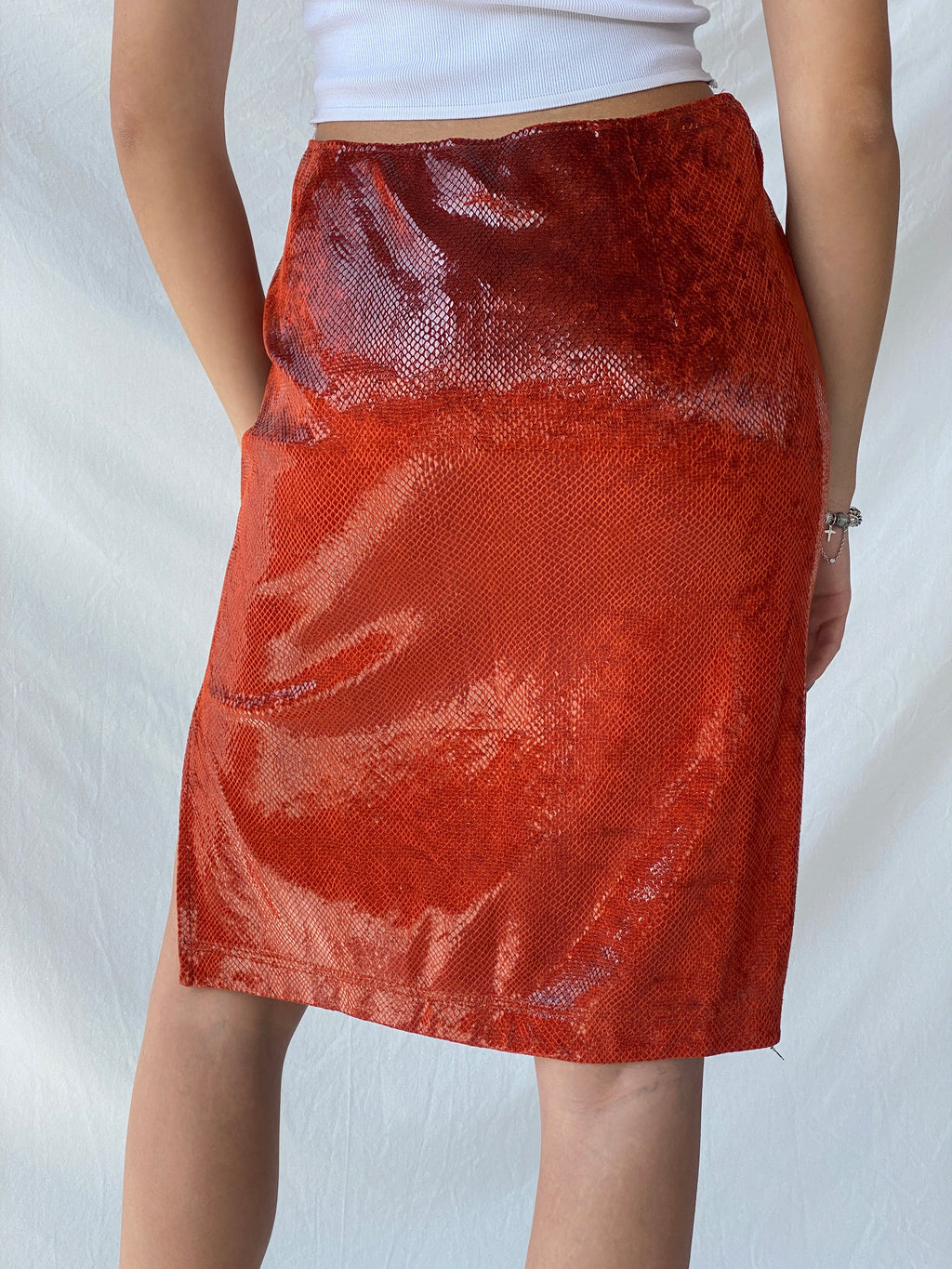 تنورة جين بول البرتقالية المعدنية متوسطة الطول للنساء من عام 2000 - مقاس M