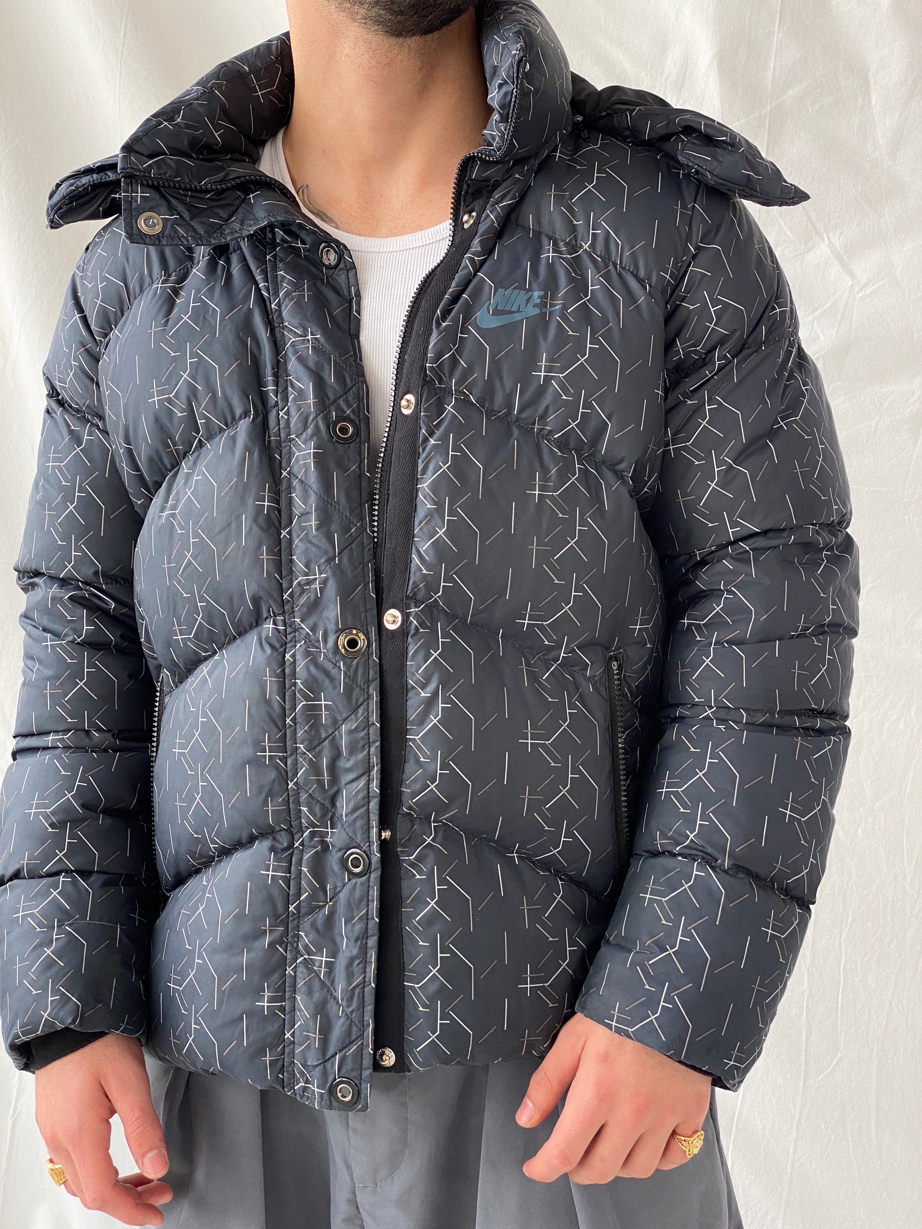 جاكيت نايكي رجالي بغطاء رأس وخطوط فضية داكنة - مقاس كبير