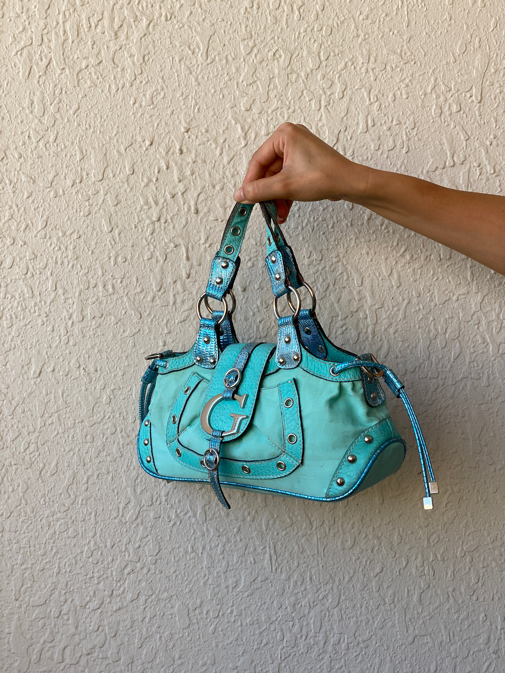 حقيبة ساتشيل فيروزية عتيقة من Guess Y2K مع شعار G وأجزاء معدنية وحواف مرصعة بالمسامير