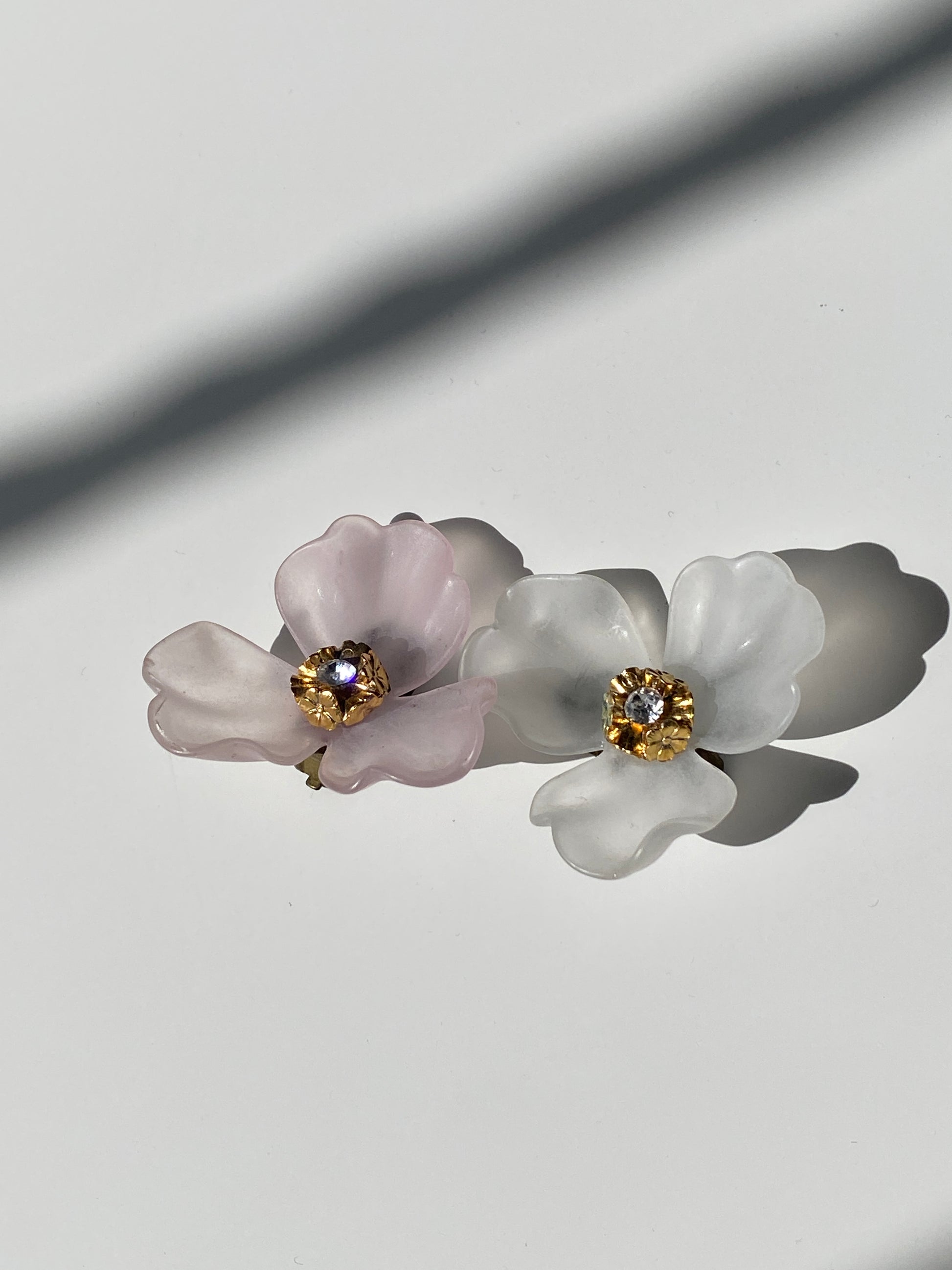Vintage 90s Two-Tone Frosted Flower Clip-On Earrings – Pink & White Lucite Floral Statement Vintage 90s Two-Tone Frosted Flower Clip-On Earrings – Pink & White Lucite Floral Statement