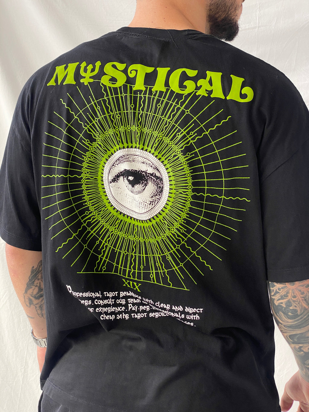 تي شيرت رجالي أسود مطبوع عليه رسومات غامضة من بيرشكا - مقاس متوسط