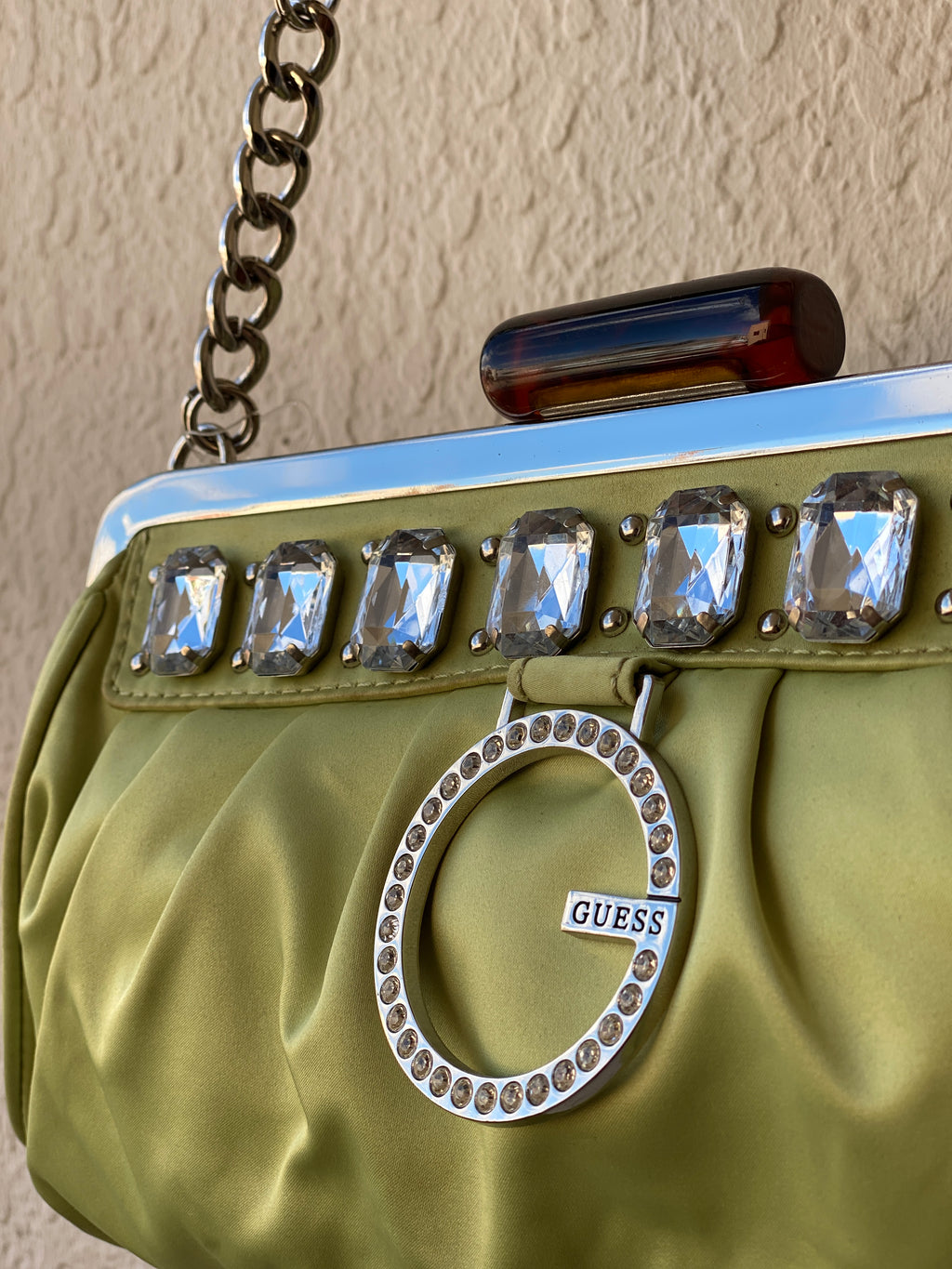 حقيبة كتف Guess باللون الأخضر الليموني المزين بالكريستال Y2K