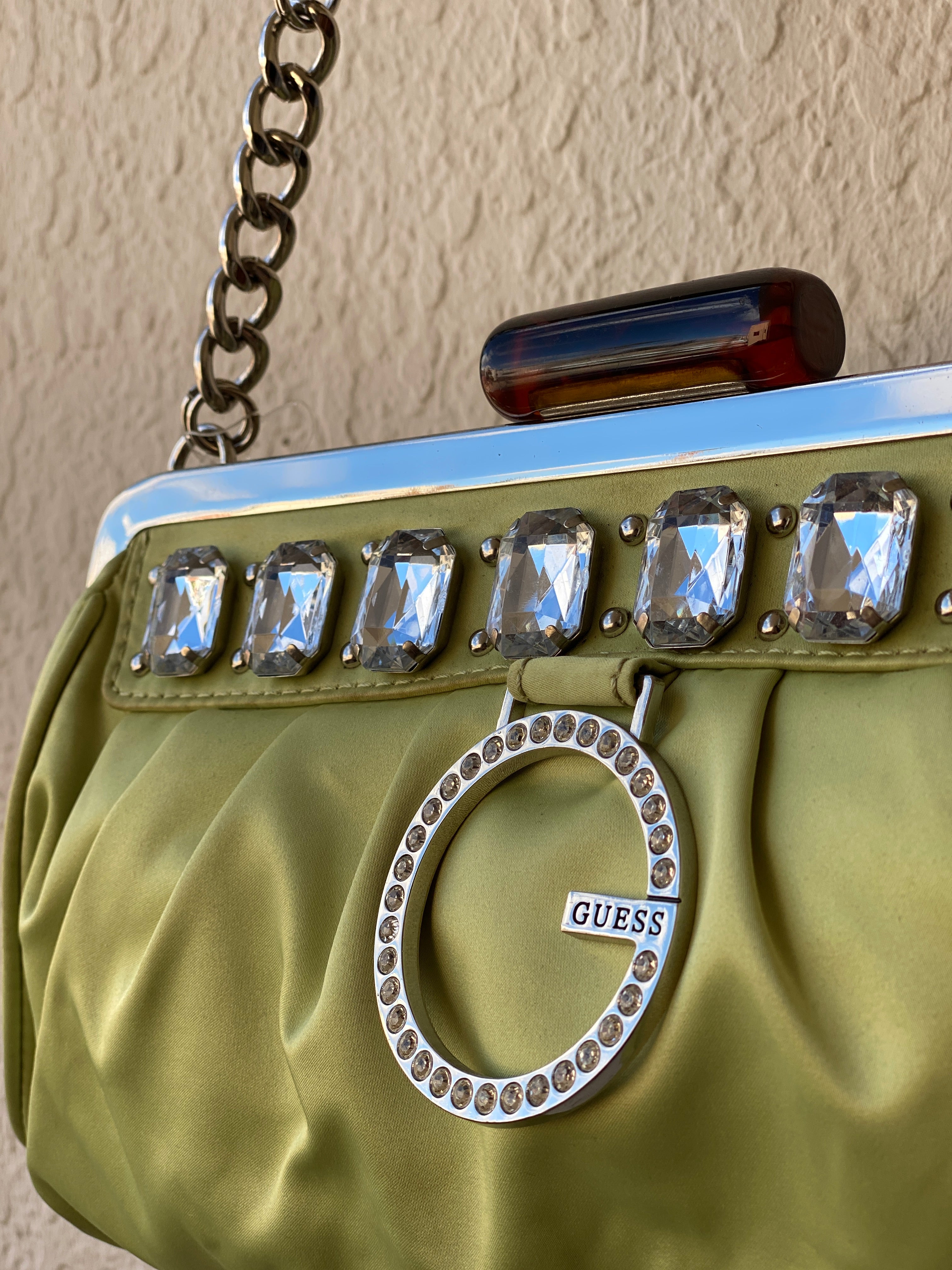 حقيبة كتف Guess باللون الأخضر الليموني المزين بالكريستال Y2K