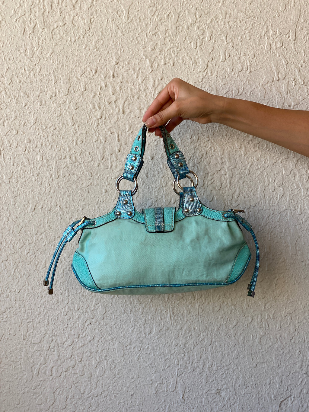 حقيبة ساتشيل فيروزية عتيقة من Guess Y2K مع شعار G وأجزاء معدنية وحواف مرصعة بالمسامير