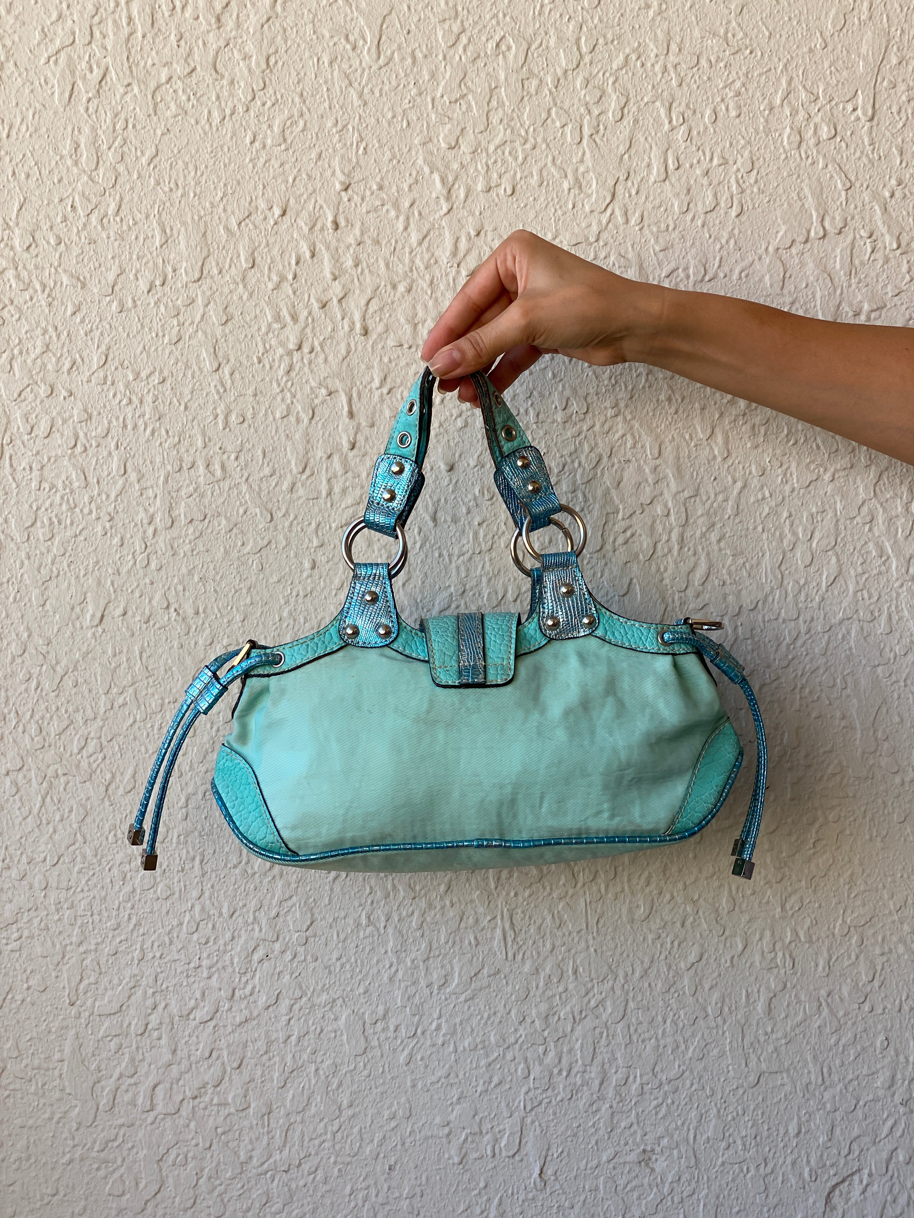 حقيبة ساتشيل فيروزية عتيقة من Guess Y2K مع شعار G وأجزاء معدنية وحواف مرصعة بالمسامير