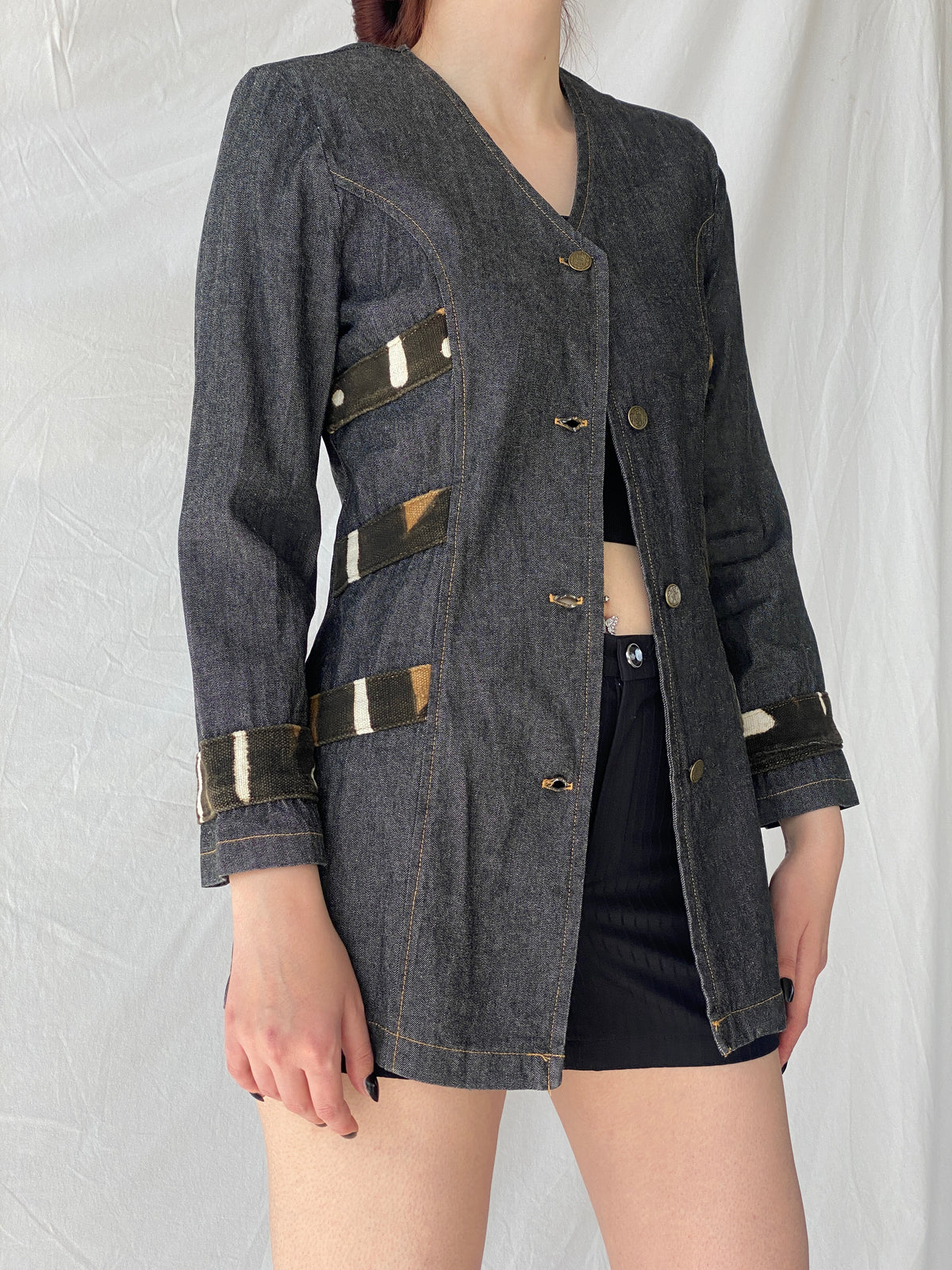جاكيت جينز قطني من تصميم تشارلي، من مجموعة Vintage Jamp Fashion - مقاس M جاكيت جينز قطني من تصميم تشارلي، من مجموعة Vintage Jamp Fashion - مقاس M