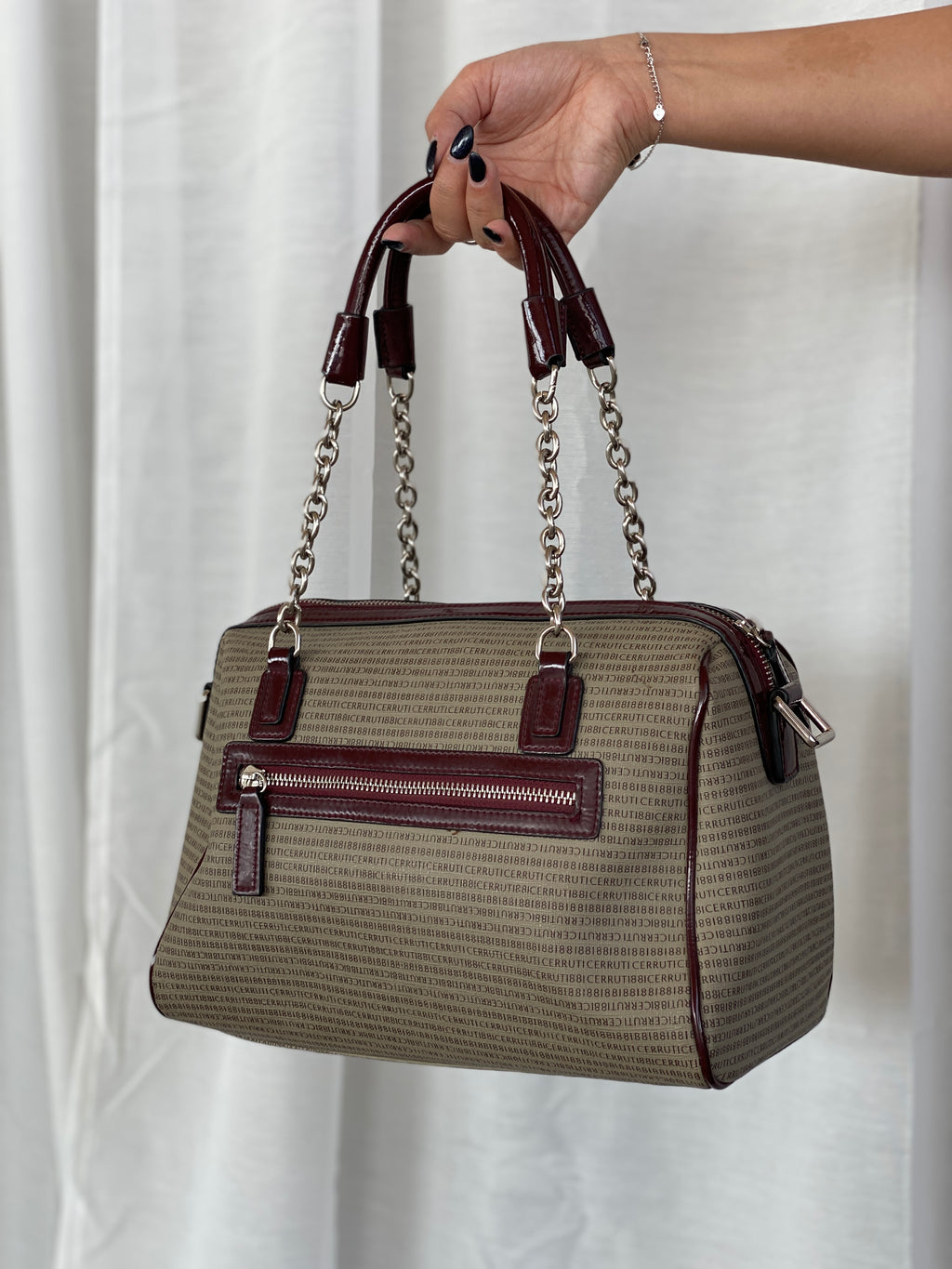 حقيبة بوسطن من قماش شيروتي 1881 سيجنتشر، مصنوعة من قماش مطلي وجلد بورجوندي لامع