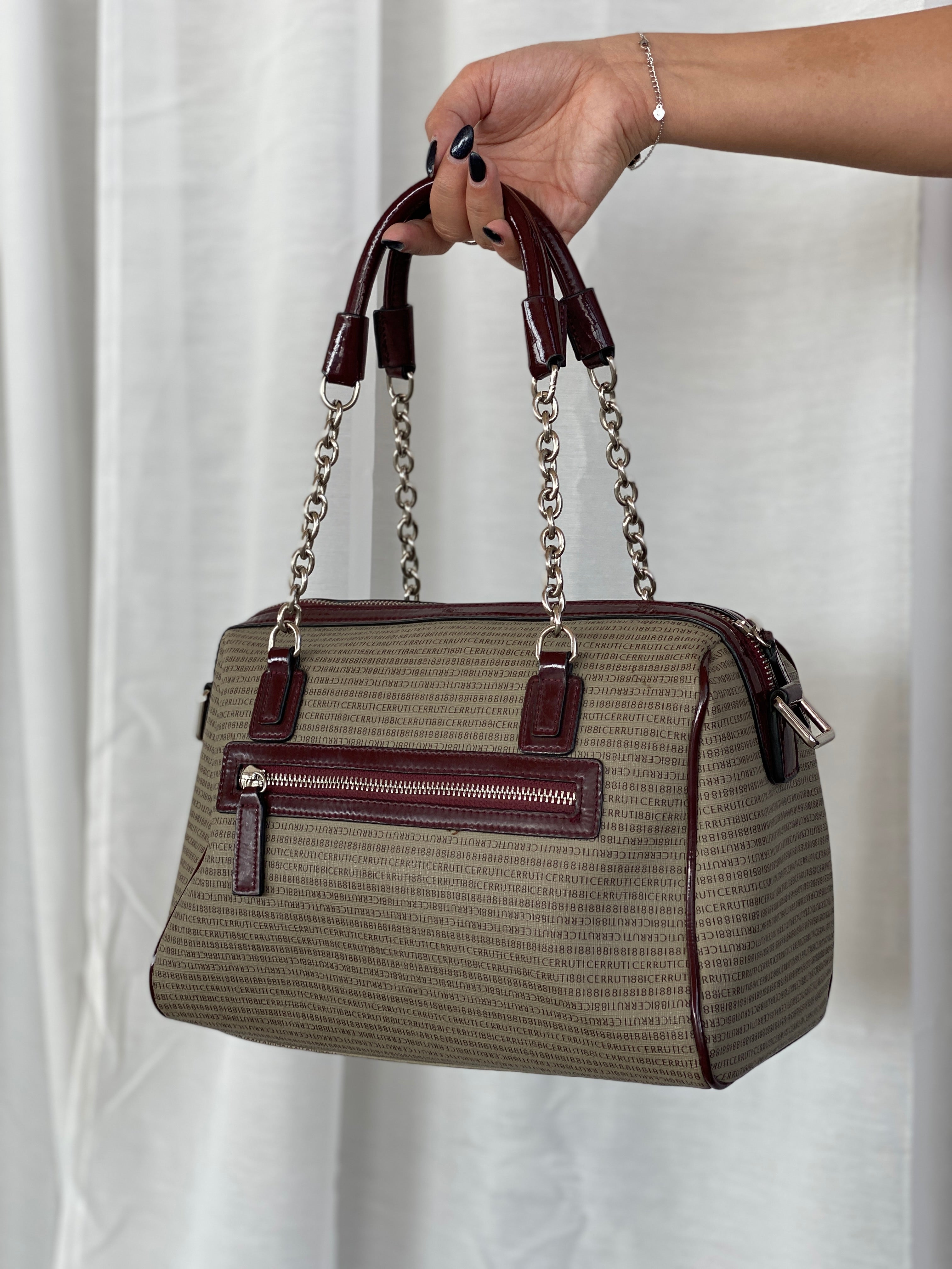 حقيبة بوسطن من قماش شيروتي 1881 سيجنتشر، مصنوعة من قماش مطلي وجلد بورجوندي لامع