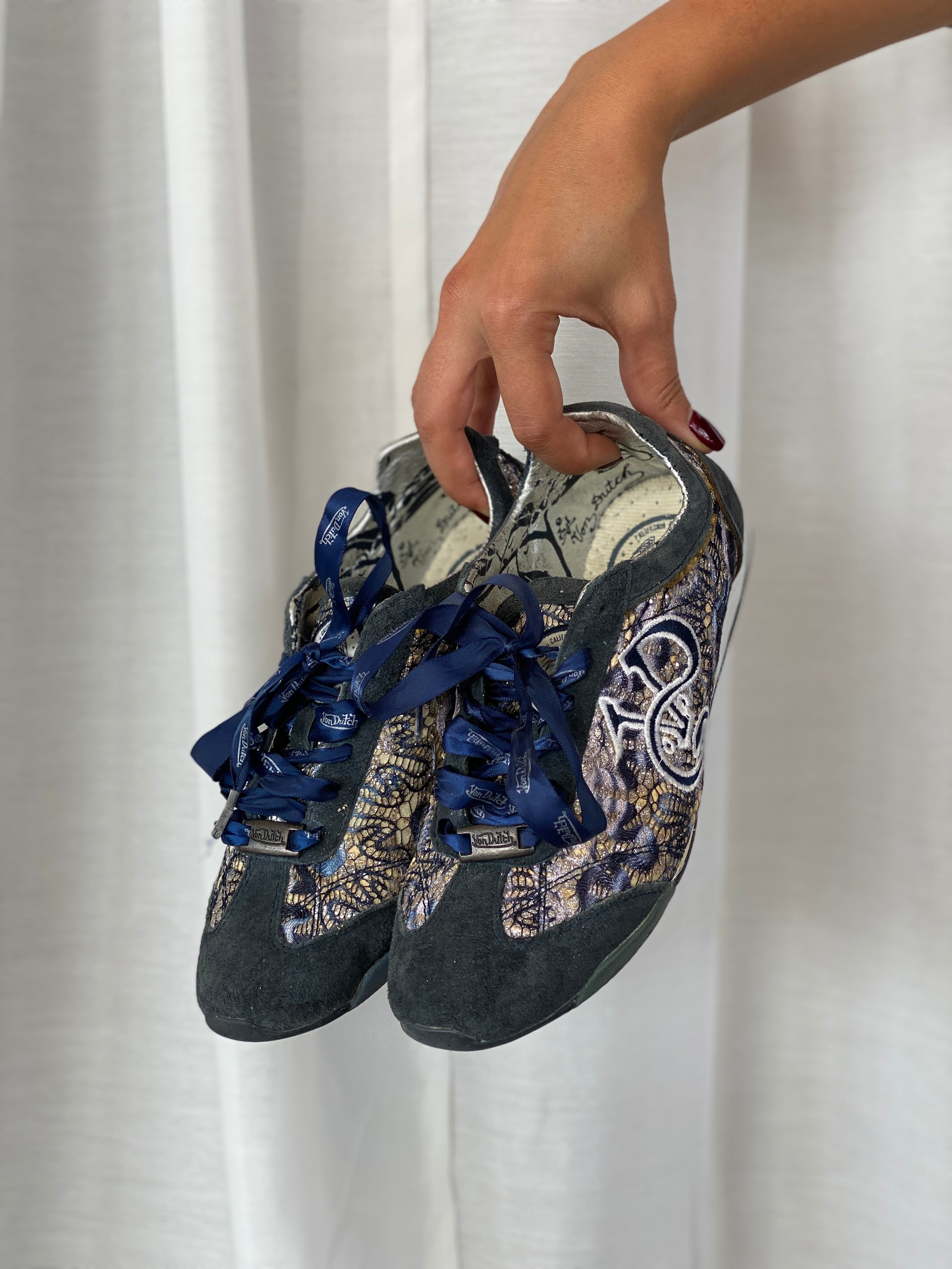 حذاء رياضي أزرق داكن من فون داتش - 36 يورو