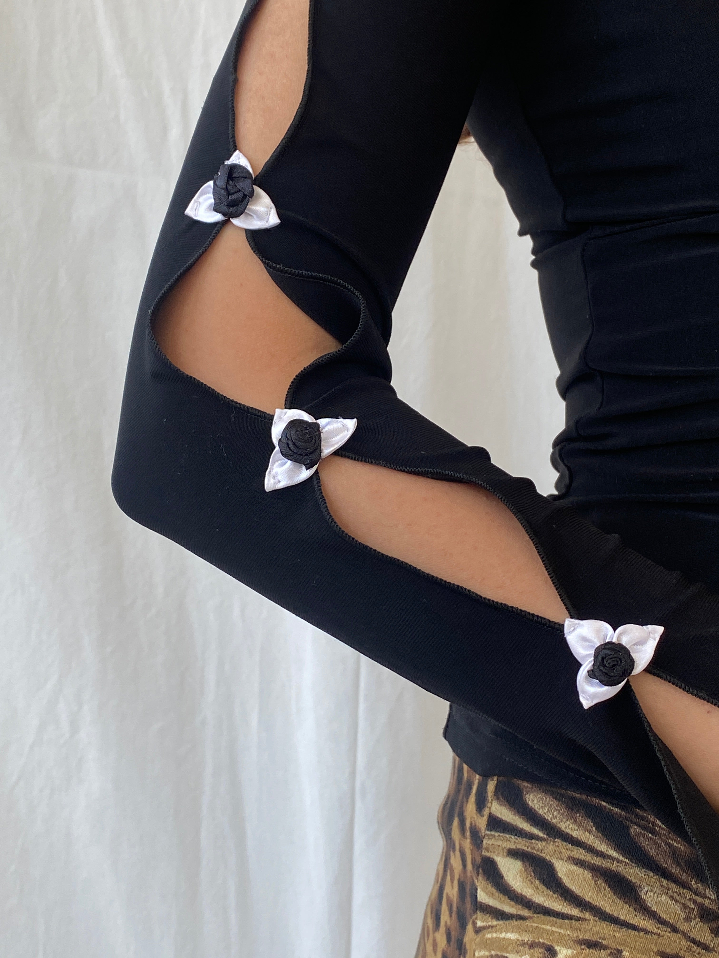 بلوزة أنستازيا رومانسية كلاسيكية من عام 2000 بأكمام مقصوصة وتفاصيل زهور - مقاس صغير