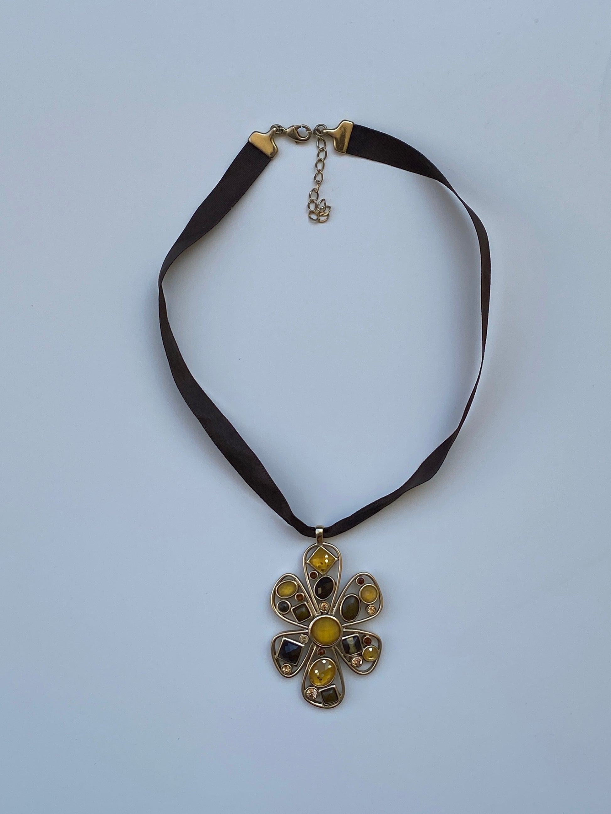 Vintage Y2K Brown Ribbon Choker with Amber Rhinestone Floral Pendant – Statement Necklace Vintage Y2K Brown Ribbon Choker with Amber Rhinestone Floral Pendant – Statement Necklace