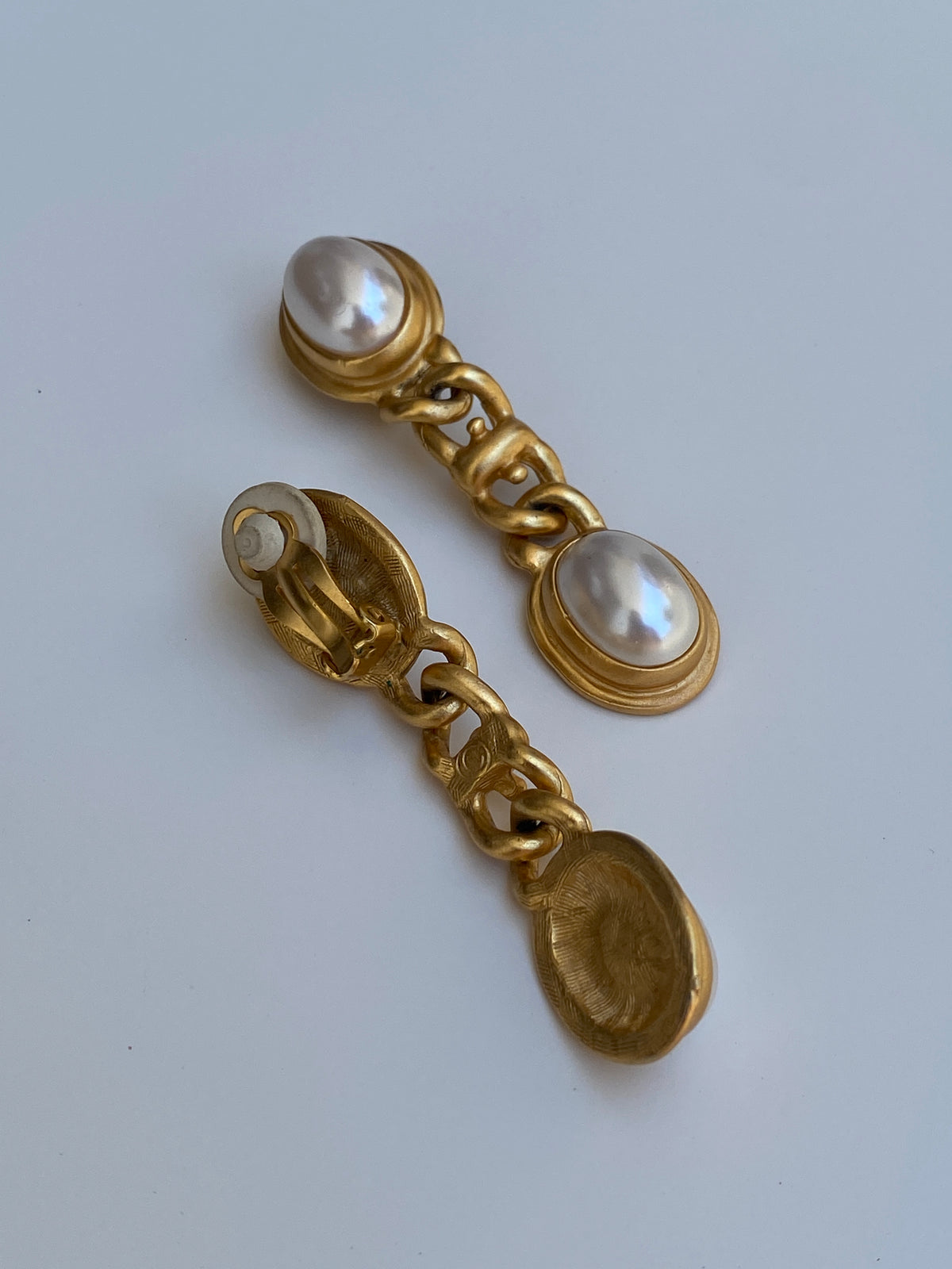 Vintage 1980s C Signed Gold-Tone Faux Pearl Chain Link Clip-On Drop Earrings Vintage 1980s C Signed Gold-Tone Faux Pearl Chain Link Clip-On Drop Earrings