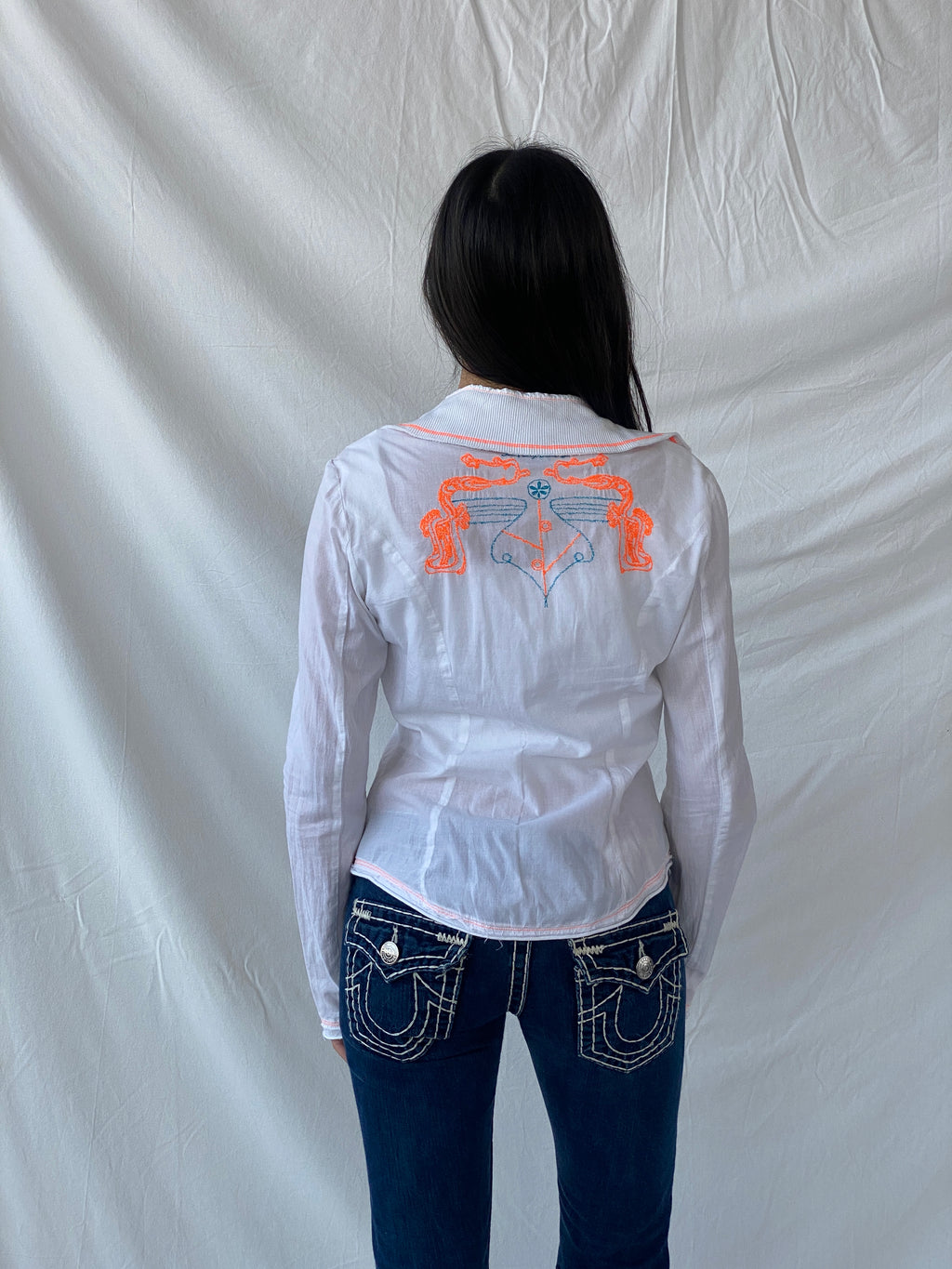 قميص نسائي من Y2K Diesel أبيض مطرز من القطن الشفاف بحواف ملفوفة - مقاس كبير