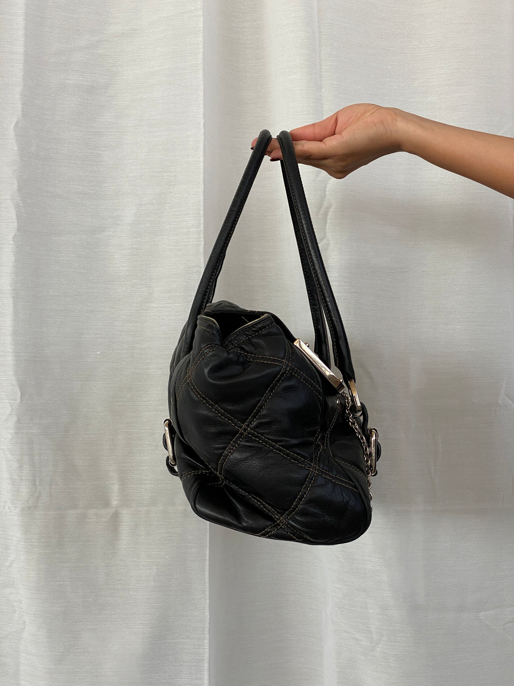 حقيبة لويلا الجلدية المبطنة باللون الأسود مع سلسلة مفاتيح ومسامير