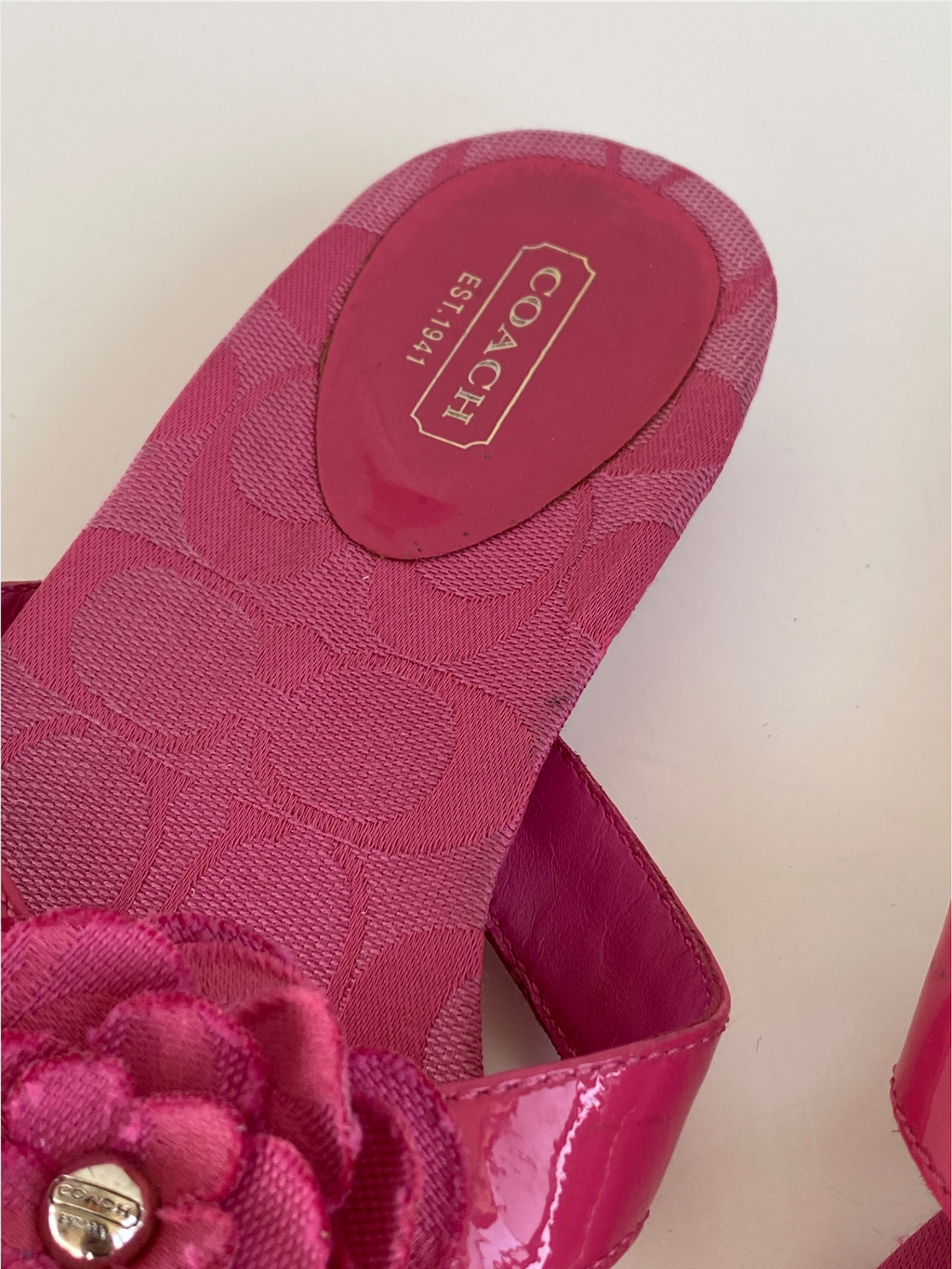 صندل كوتش سميرة الوردي المميز بنقشة الزهور - مقاس أوروبي 39.5