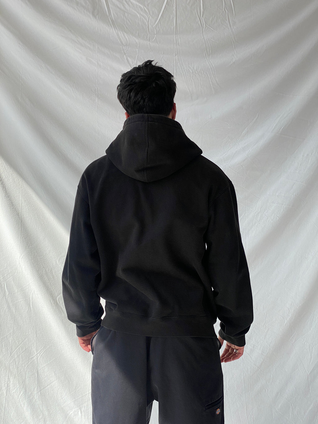 جاكيت رجالي أسود بغطاء رأس وسحاب ونص مخطط من Supreme Text Stripe - مقاس كبير