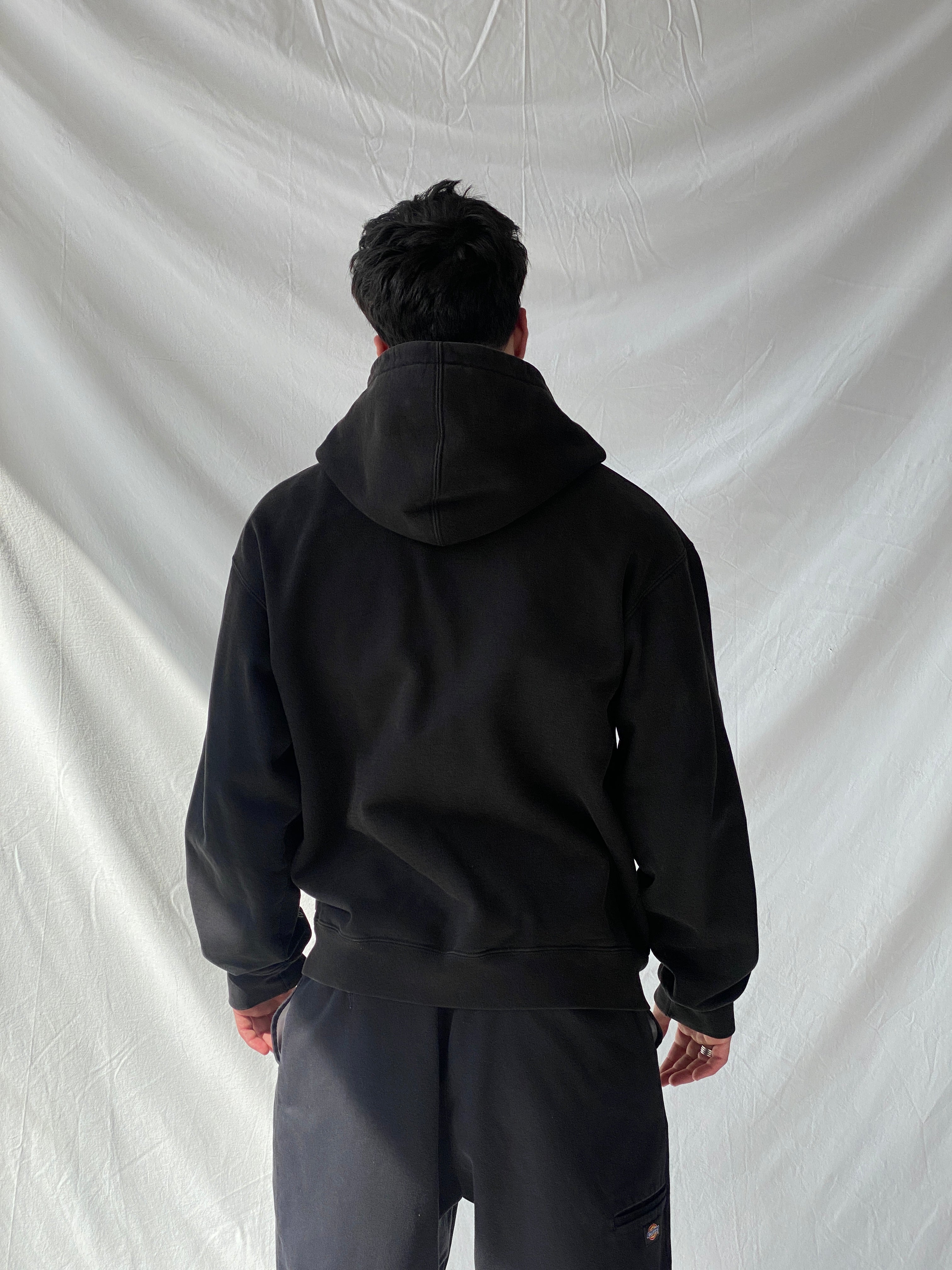 جاكيت رجالي أسود بغطاء رأس وسحاب ونص مخطط من Supreme Text Stripe - مقاس كبير