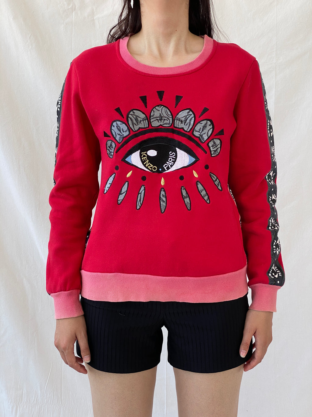 سترة كينزو باريس الحمراء من الصوف بطبعة عين، بياقة دائرية، قطن، مقاس صغير