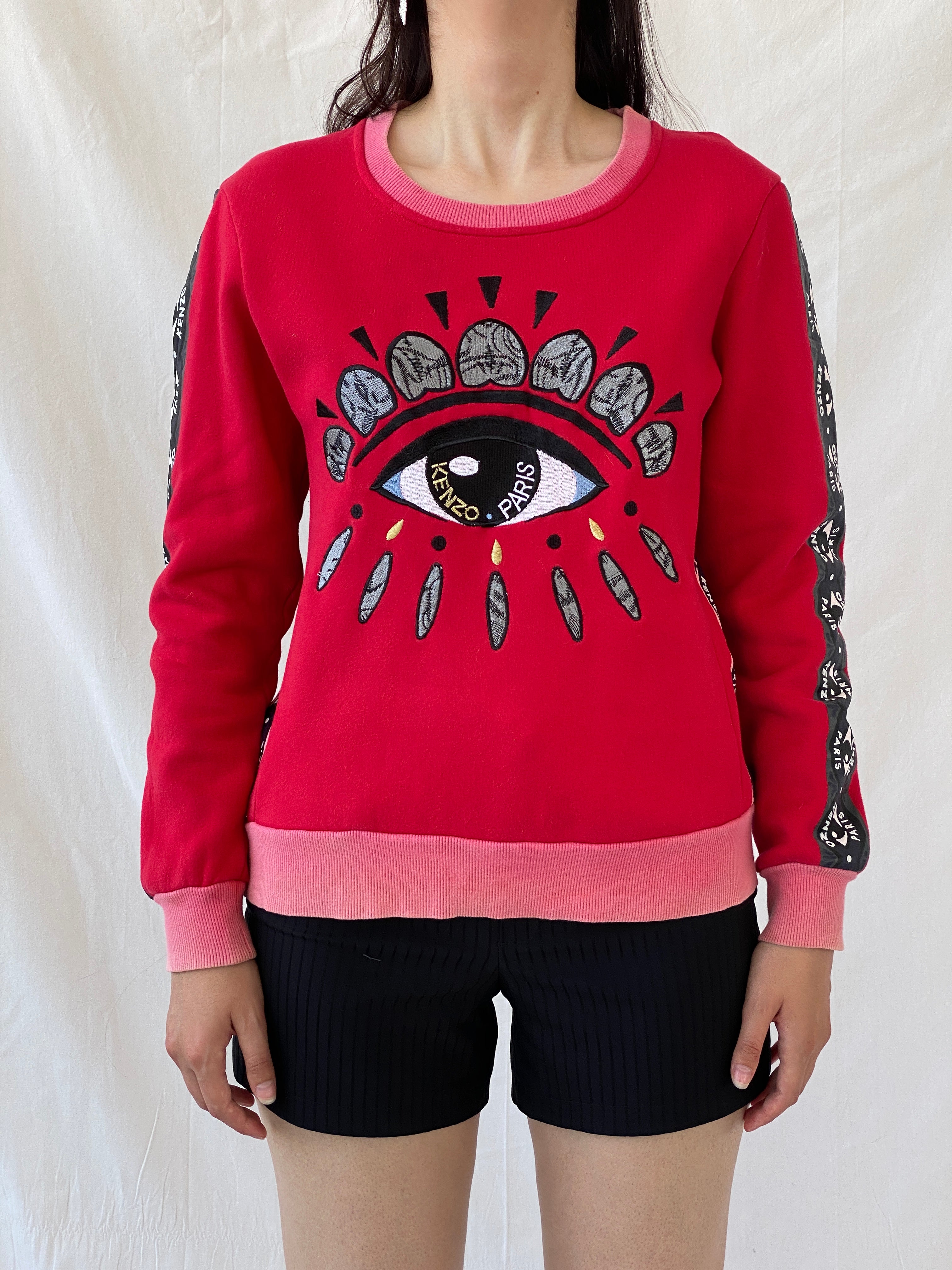 سترة كينزو باريس الحمراء من الصوف بطبعة عين، بياقة دائرية، قطن، مقاس صغير