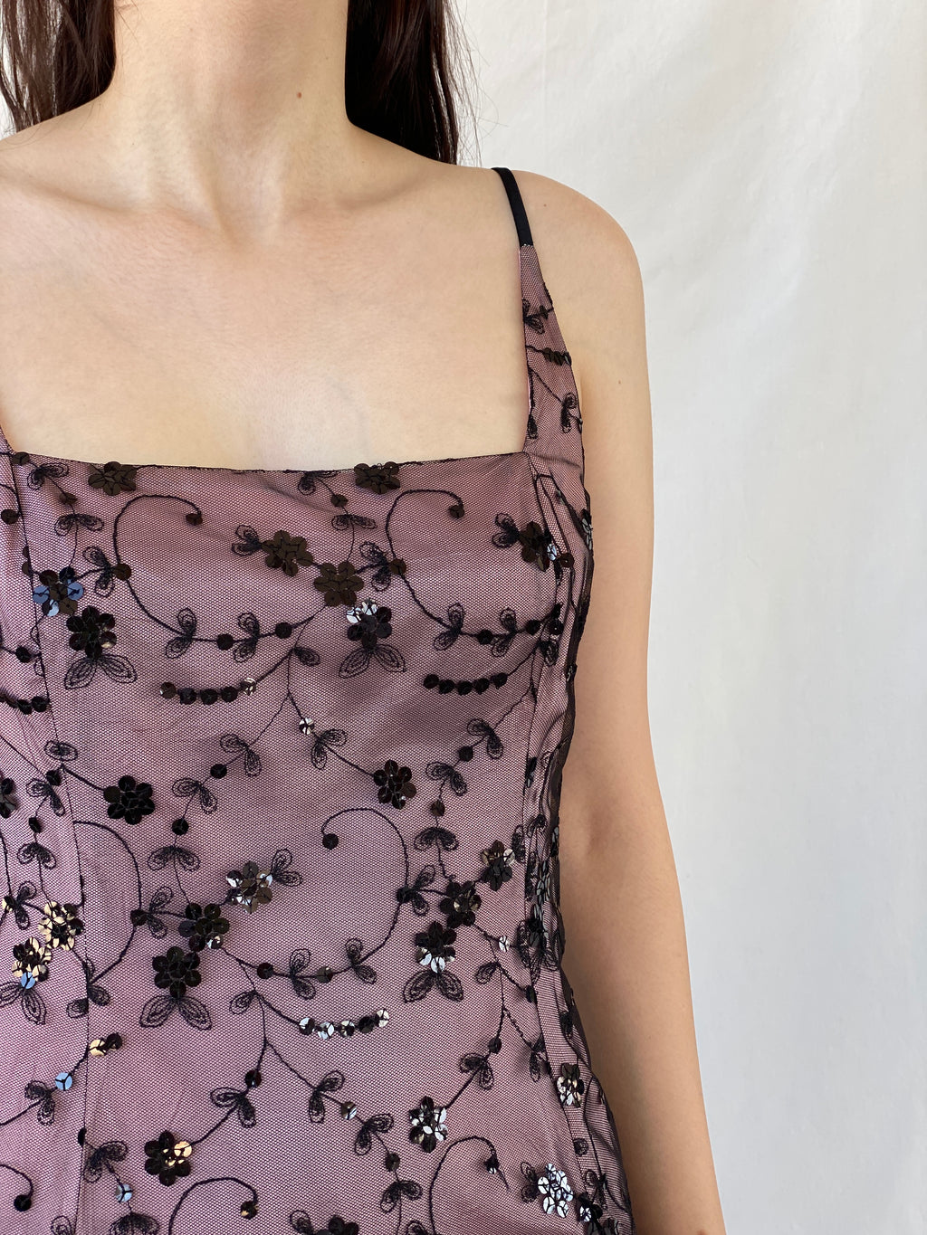 فستان قصير ضيق من قماش شبكي أسود وردي مزين بالترتر من فينتيج جونز نيويورك - مقاس M