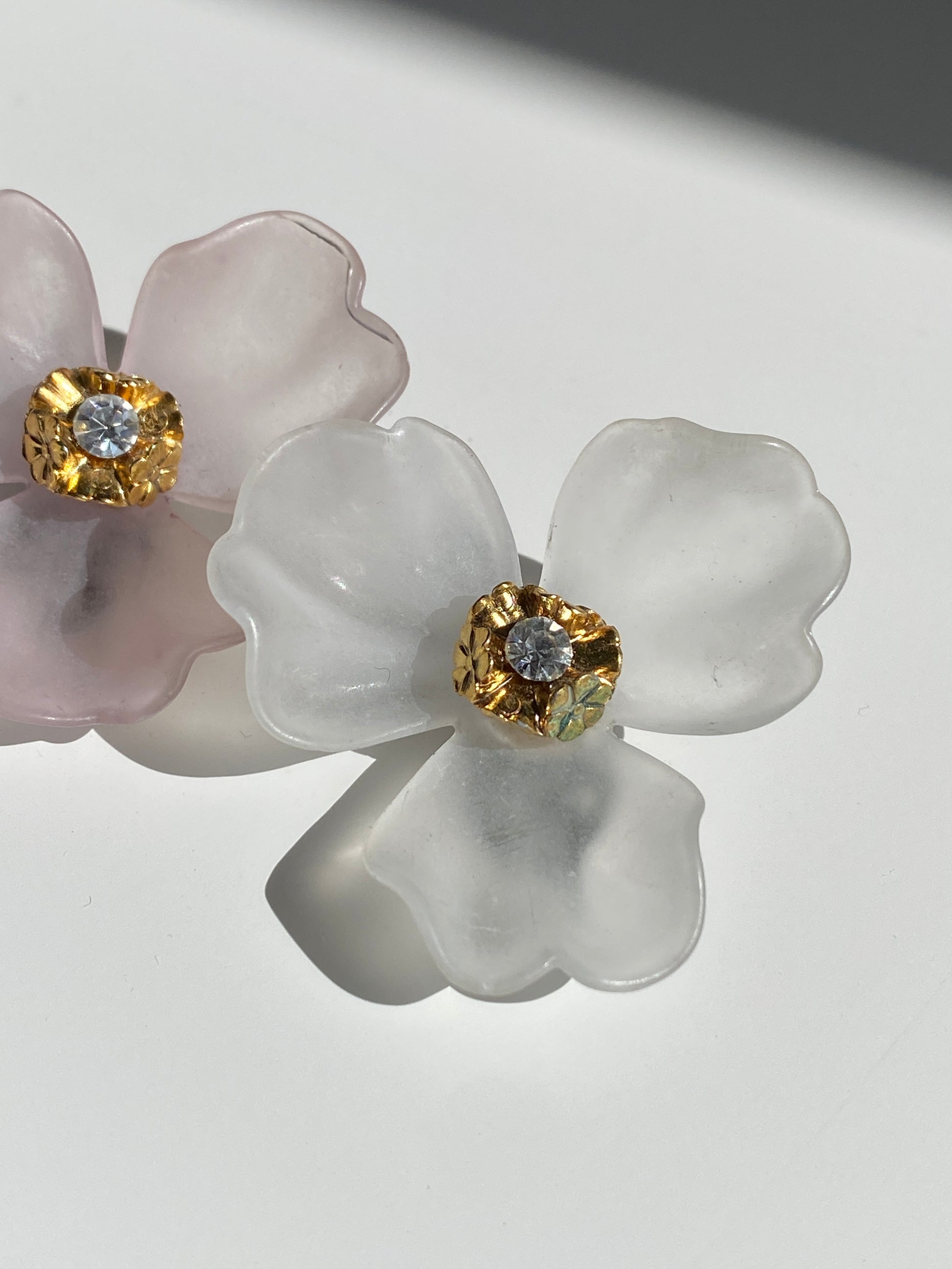 Vintage 90s Two-Tone Frosted Flower Clip-On Earrings – Pink & White Lucite Floral Statement Vintage 90s Two-Tone Frosted Flower Clip-On Earrings – Pink & White Lucite Floral Statement