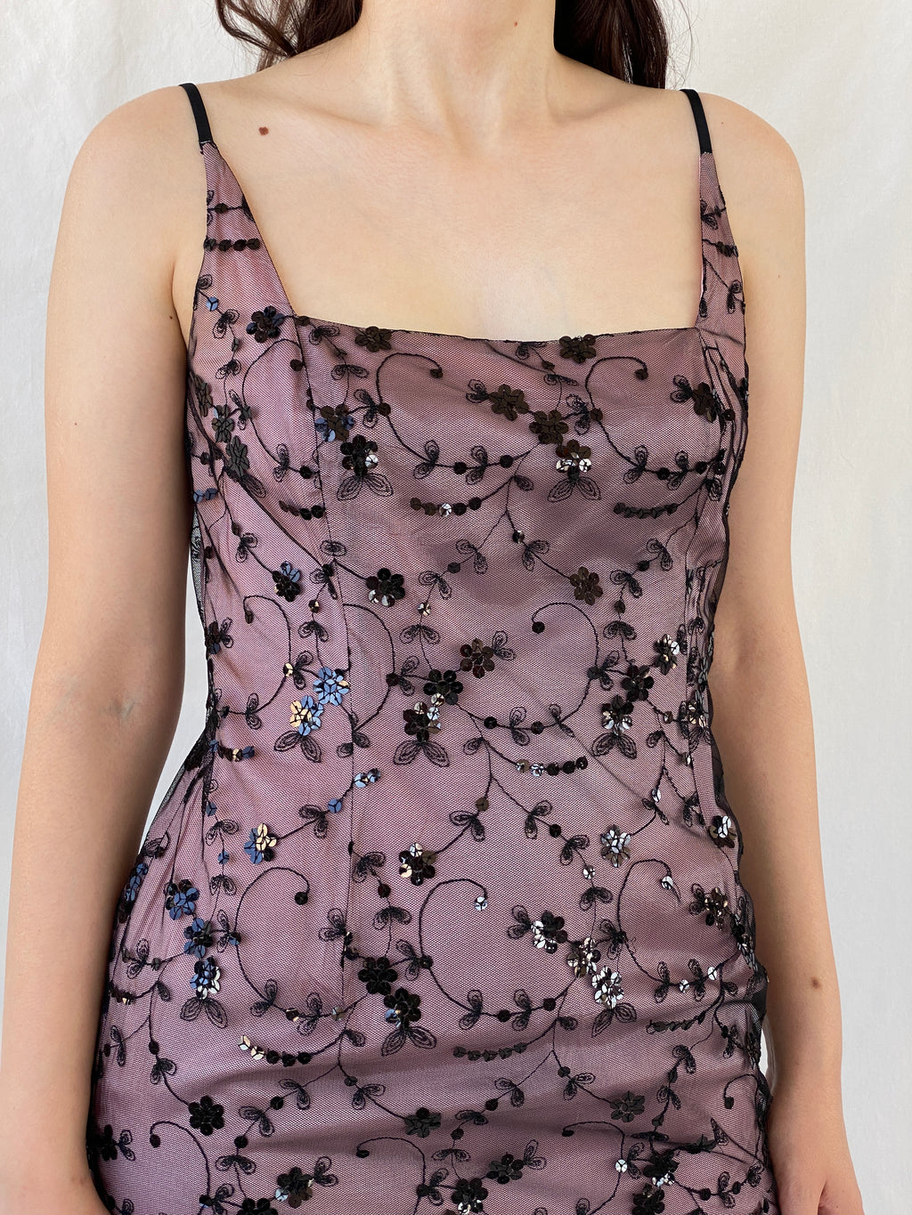 فستان قصير ضيق من قماش شبكي أسود وردي مزين بالترتر من فينتيج جونز نيويورك - مقاس M