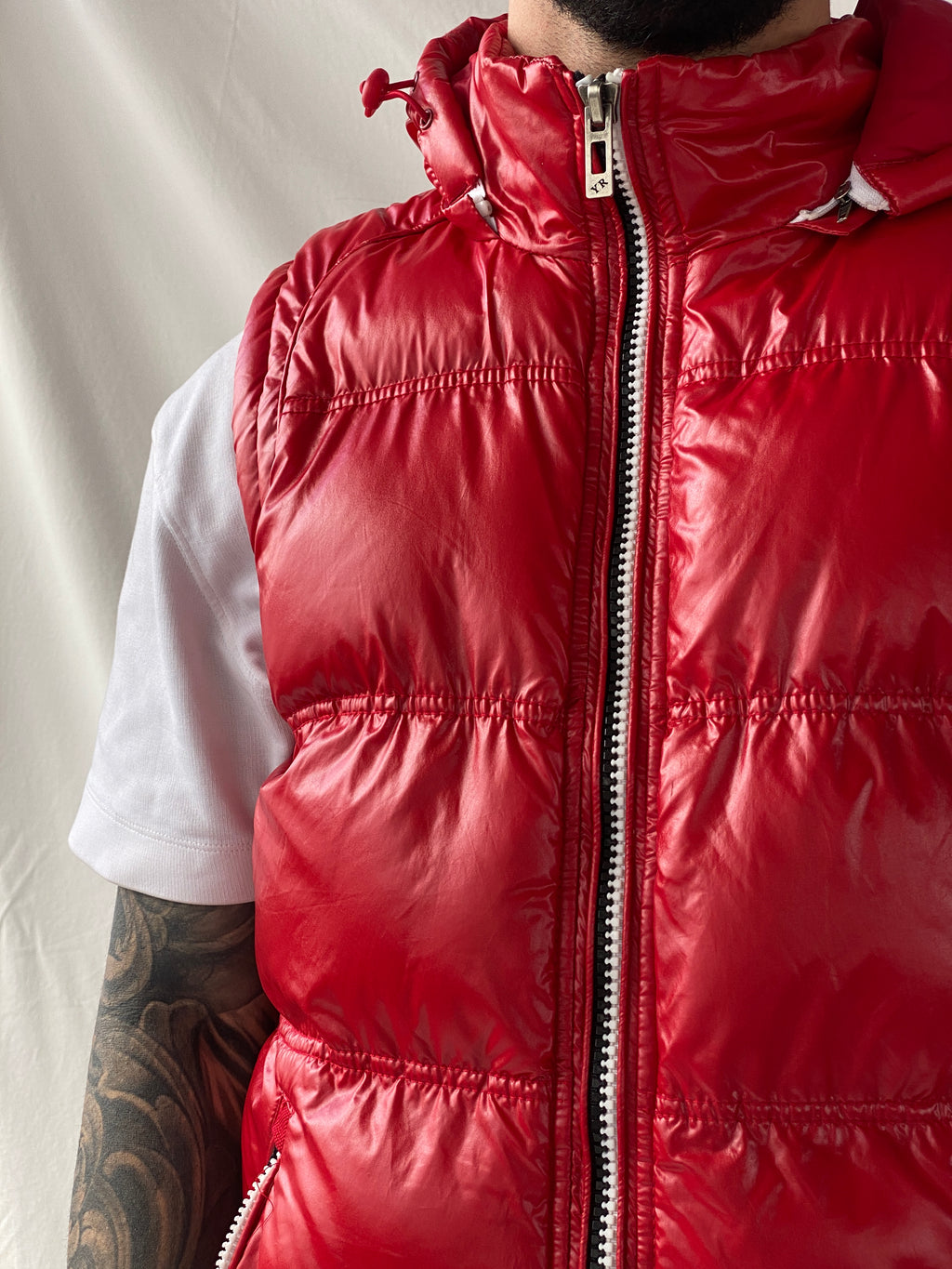 سترة يونغ آند ريتش الحمراء المبطنة بدون أكمام والمنفوخة بغطاء للرأس - مقاس متوسط