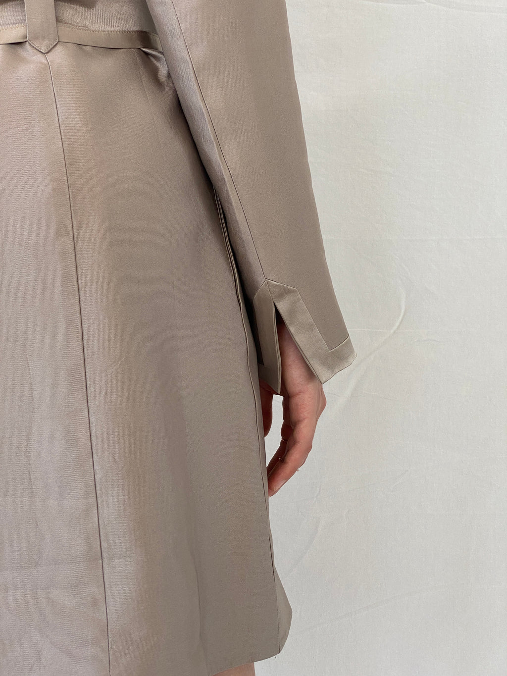 معطف ترنش حريري أنيق من أماندا واكلي - متوسط