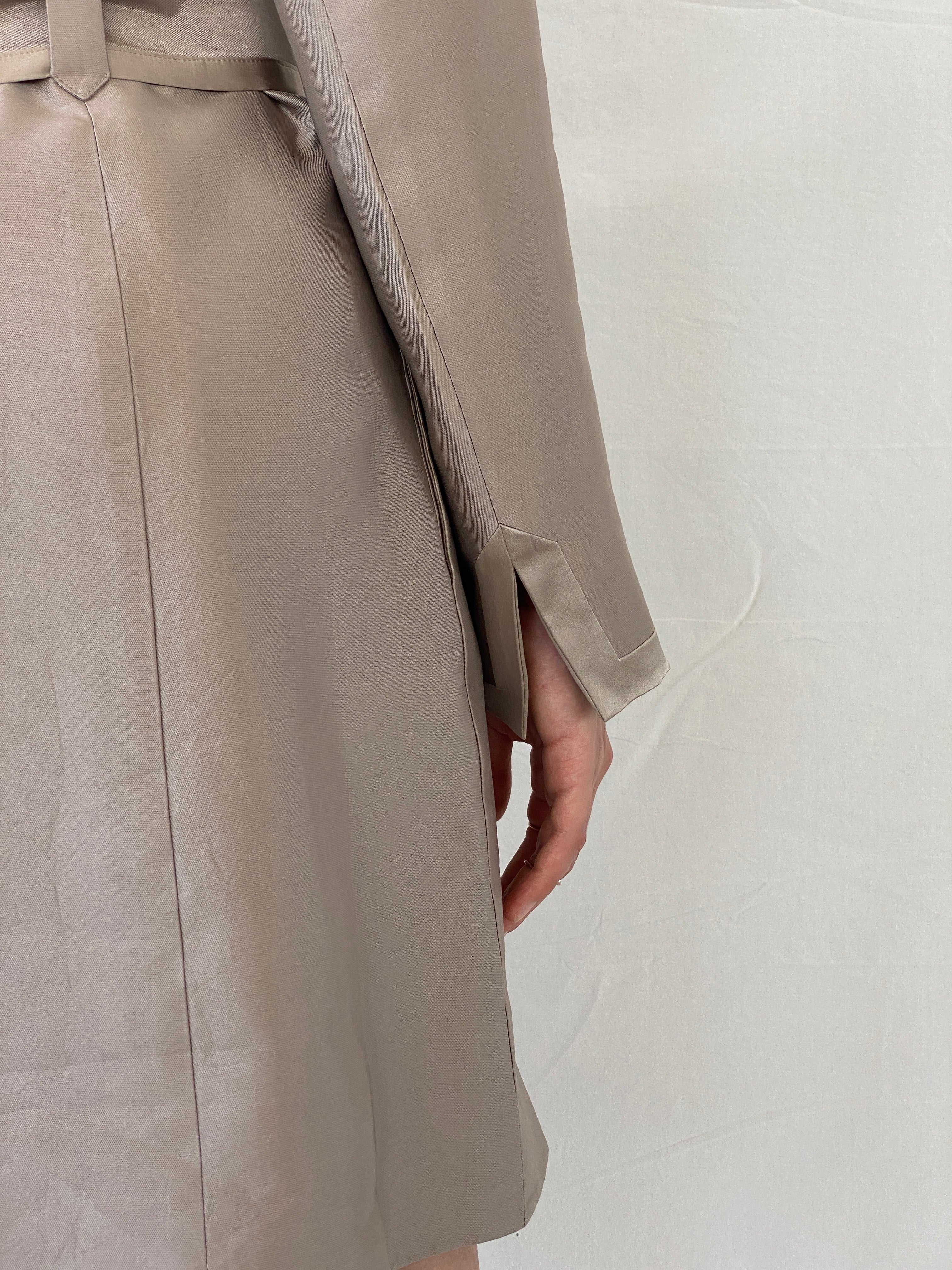 معطف ترنش حريري أنيق من أماندا واكلي - متوسط