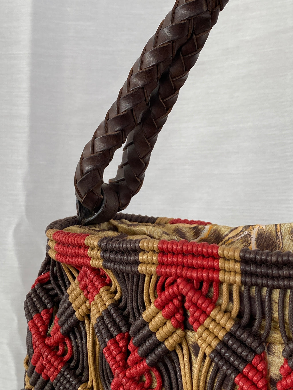 حقيبة روبرتو كافالي من الحبل المكرمية مع بطانة من جلد النمر من أوائل العقد الأول من القرن الحادي والعشرين