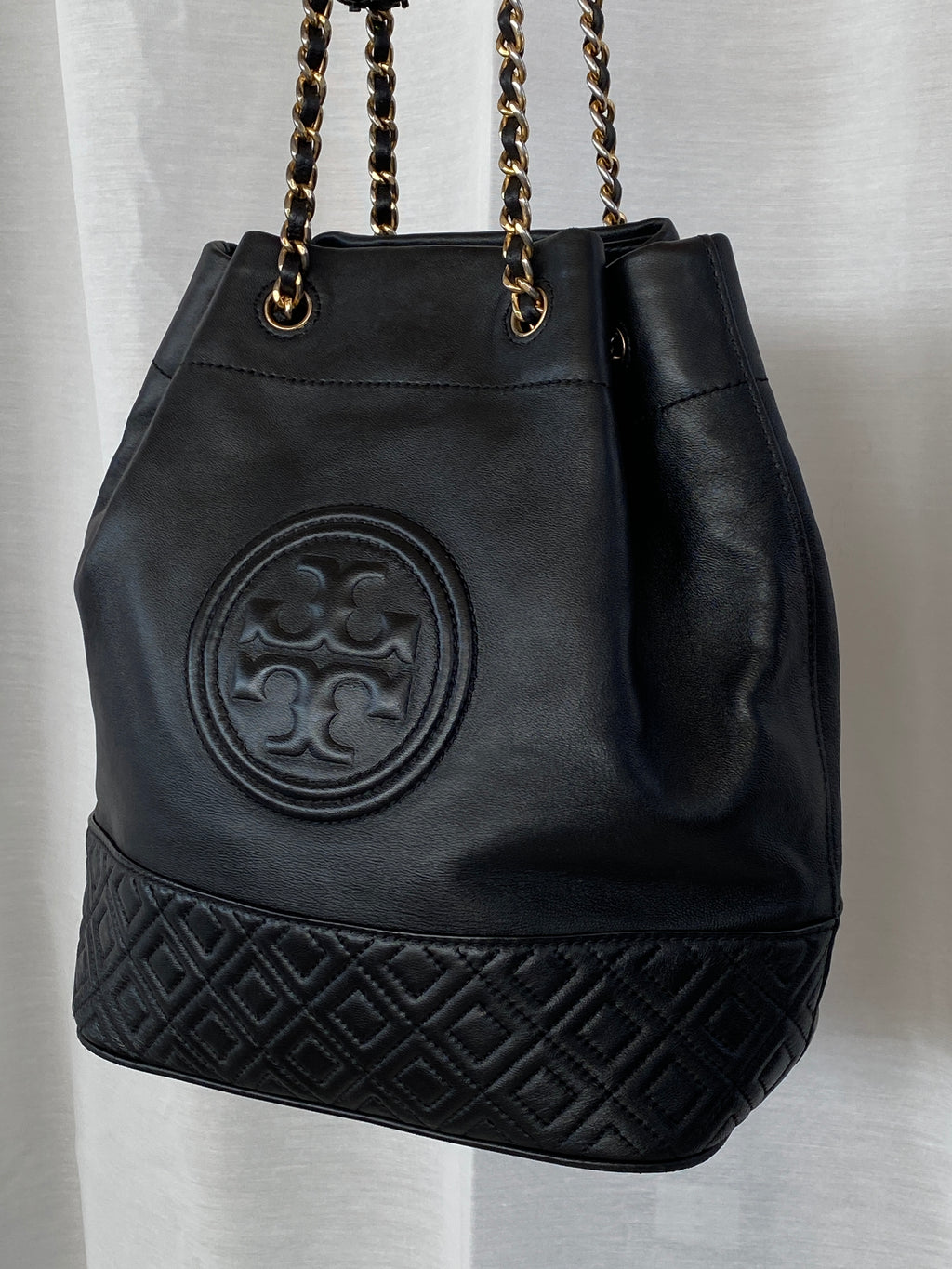 حقيبة كتف صغيرة من الجلد الأسود من توري بيرش فليمنج مع سلسلة