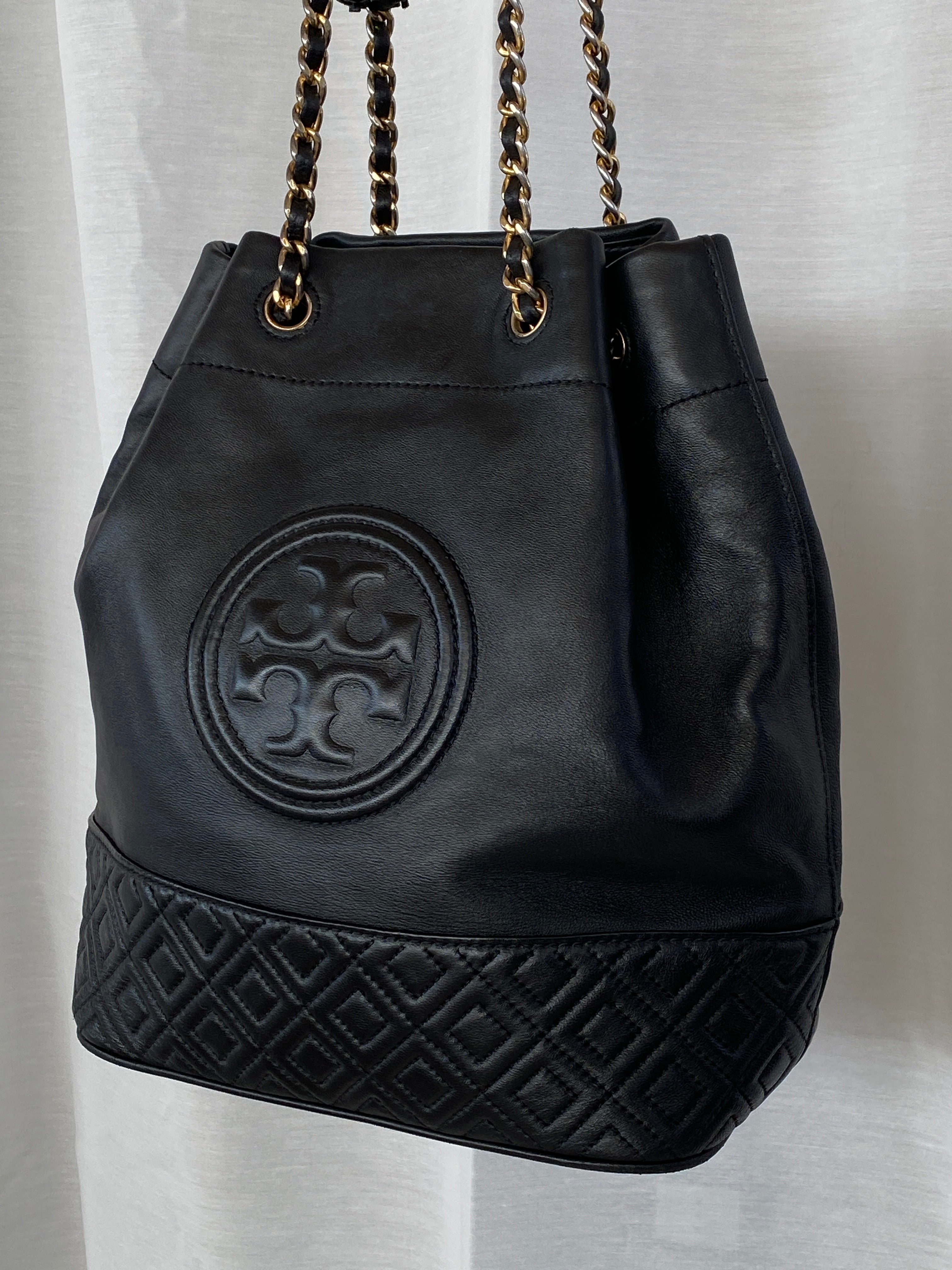 حقيبة كتف صغيرة من الجلد الأسود من توري بيرش فليمنج مع سلسلة