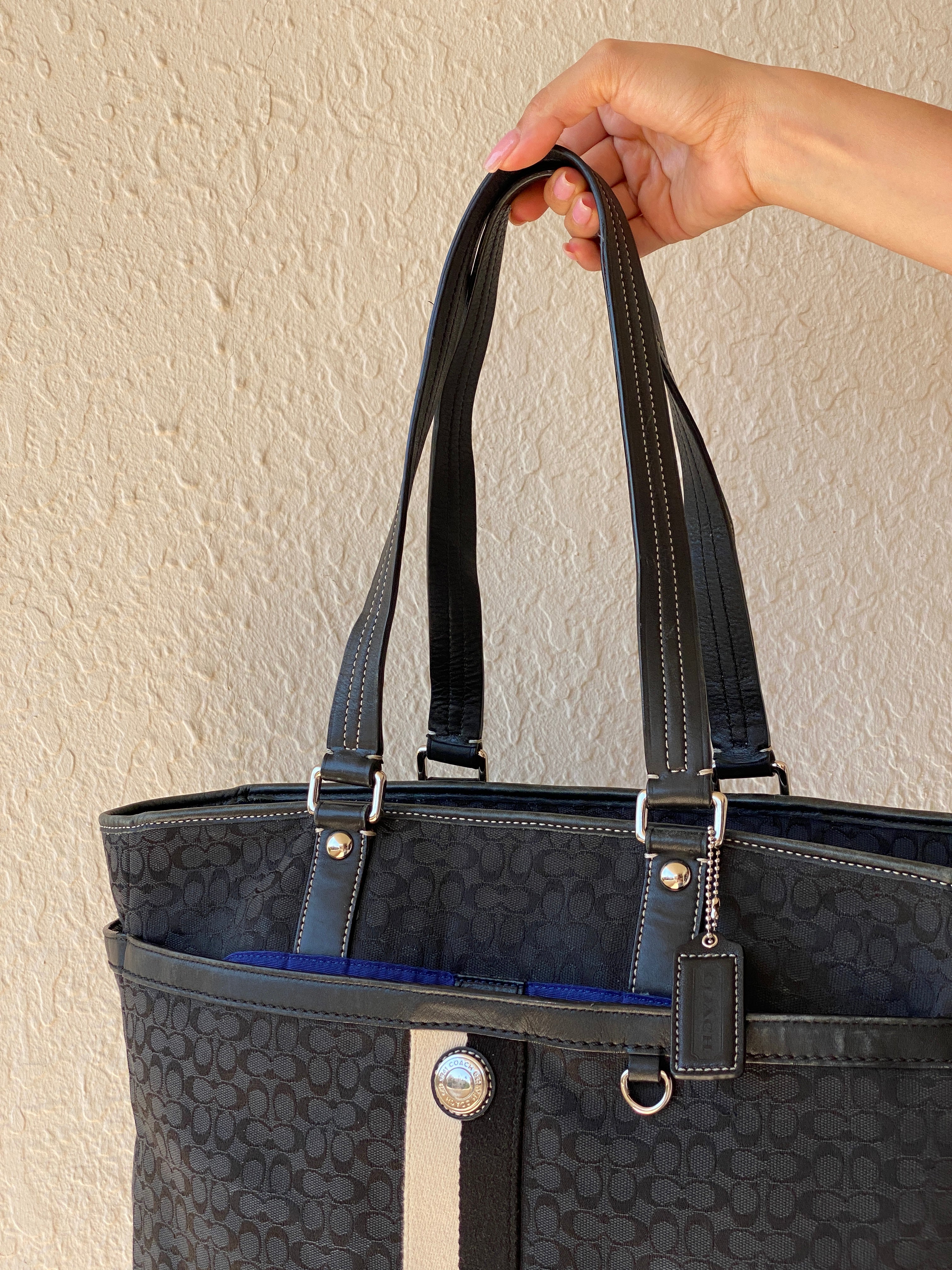 حقيبة كتف نسائية سوداء اللون من Coach Monogram أصلية