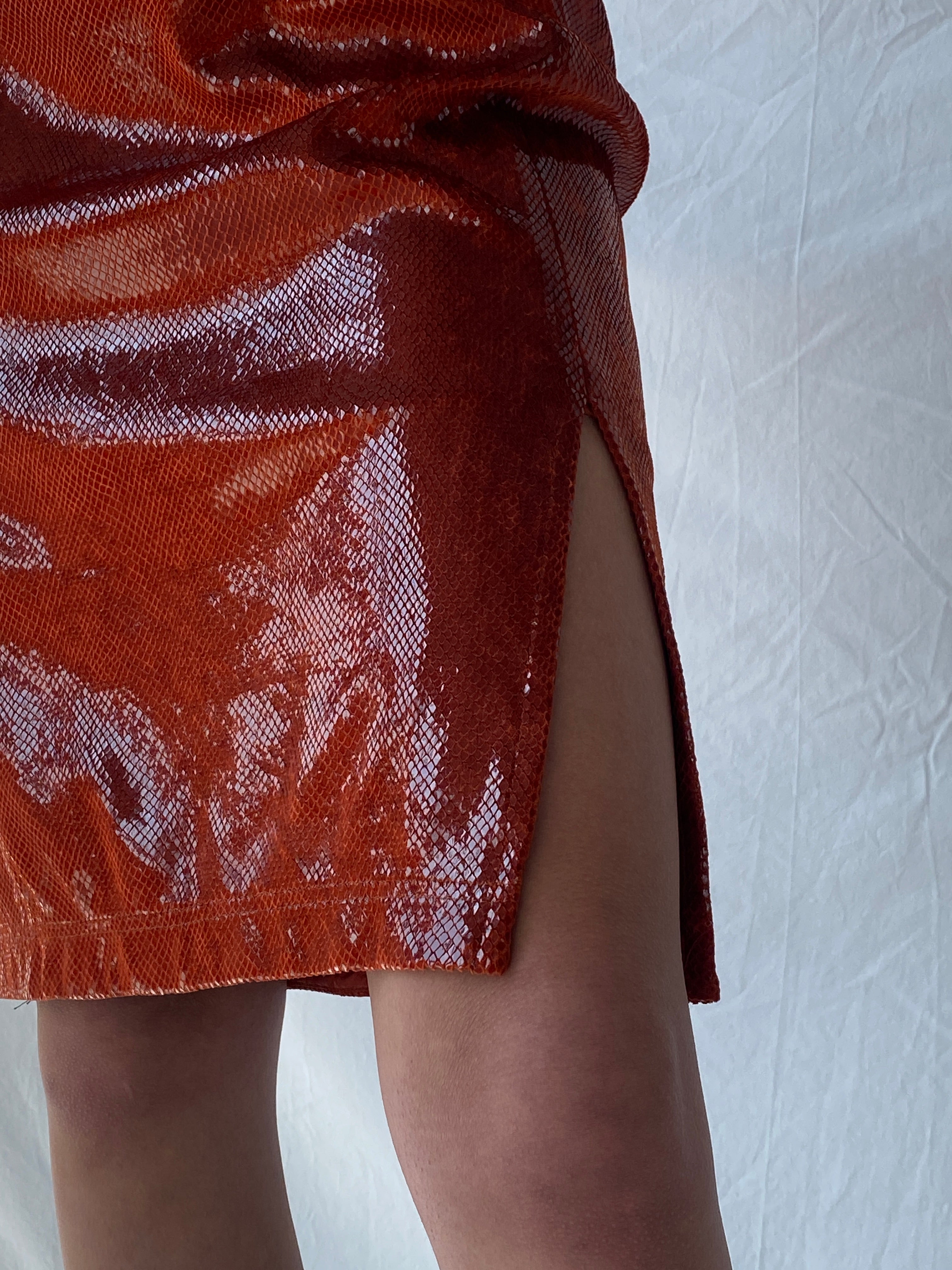 تنورة جين بول البرتقالية المعدنية متوسطة الطول للنساء من عام 2000 - مقاس M