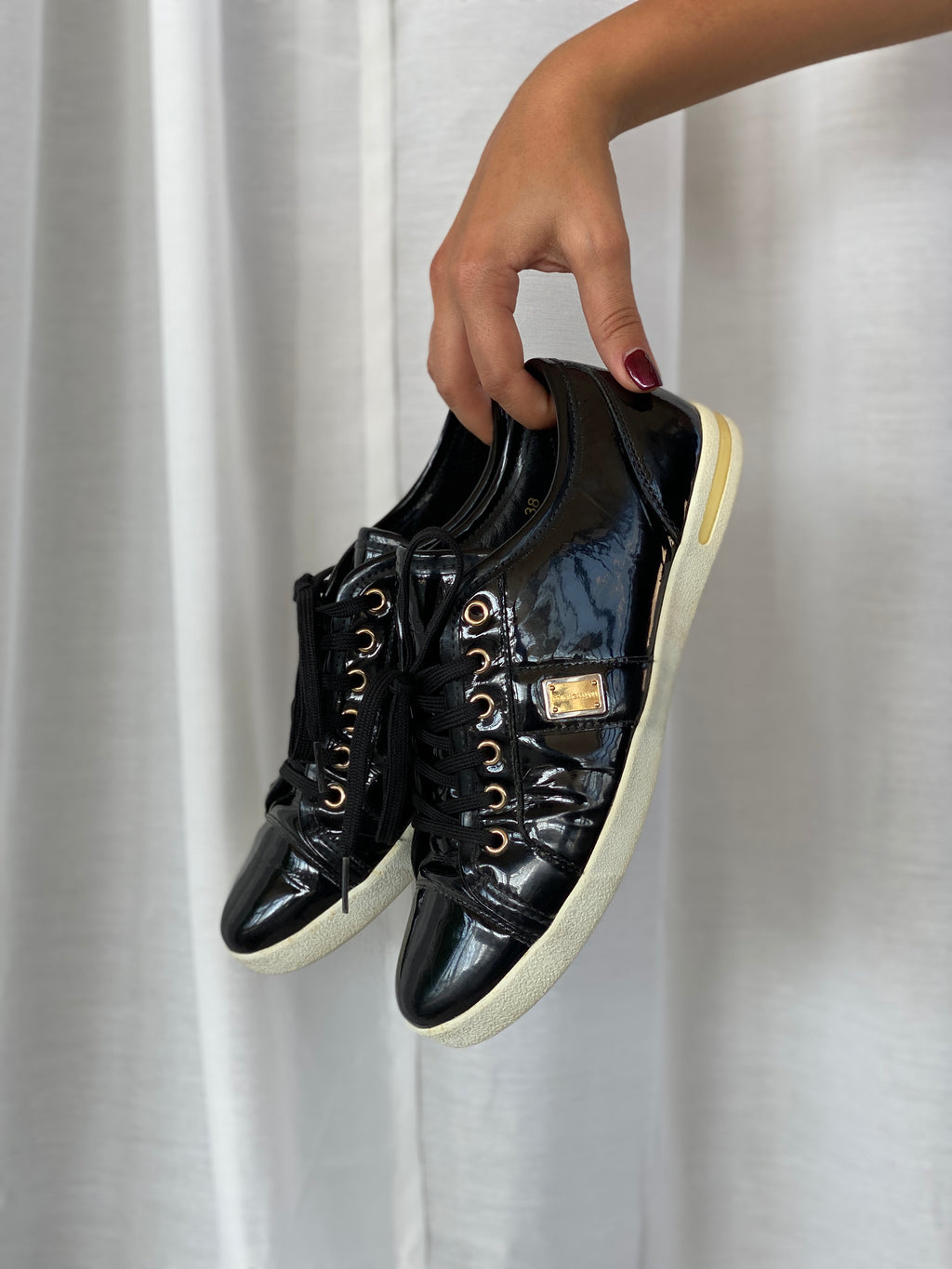 حذاء سنيكرز دولتشي آند غابانا أسود من الجلد منخفض الرقبة CO0316 - 38EUR