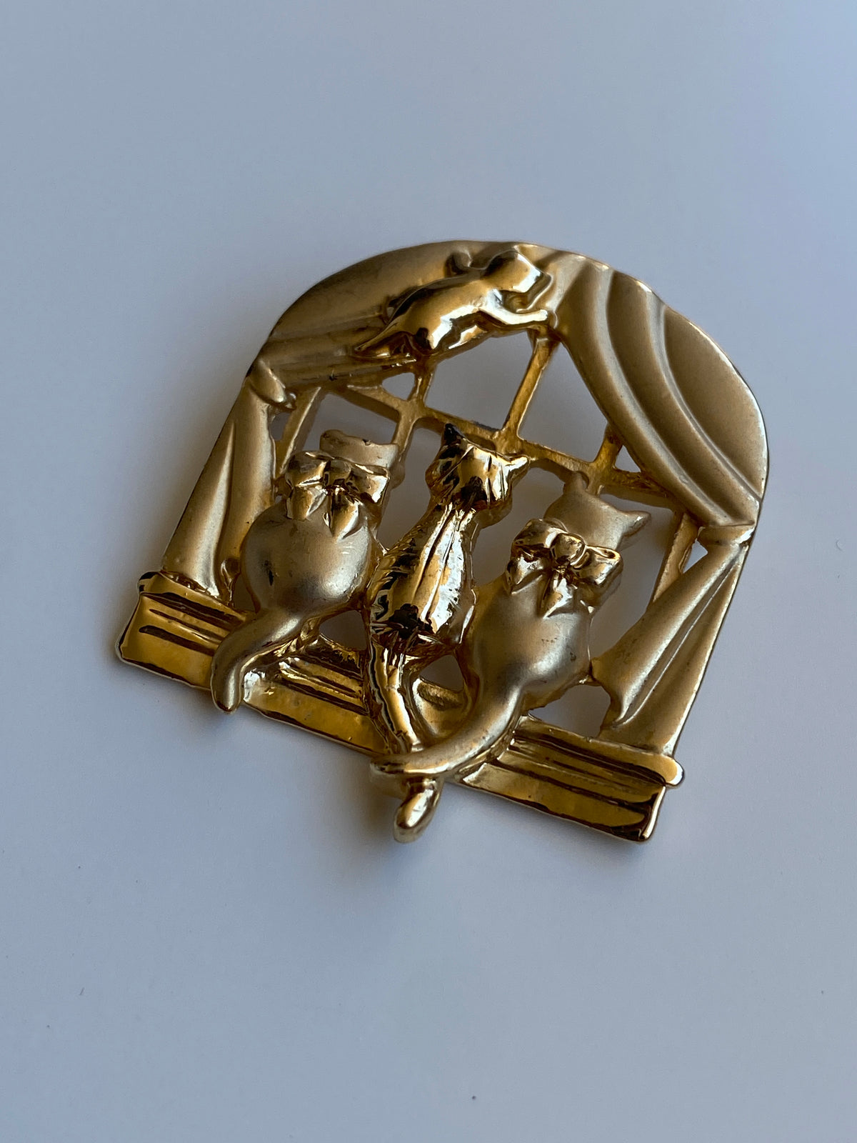 Vintage OAJC Gold-Tone Three Cats in a Window Figural Brooch Vintage OAJC Gold-Tone Three Cats in a Window Figural Brooch