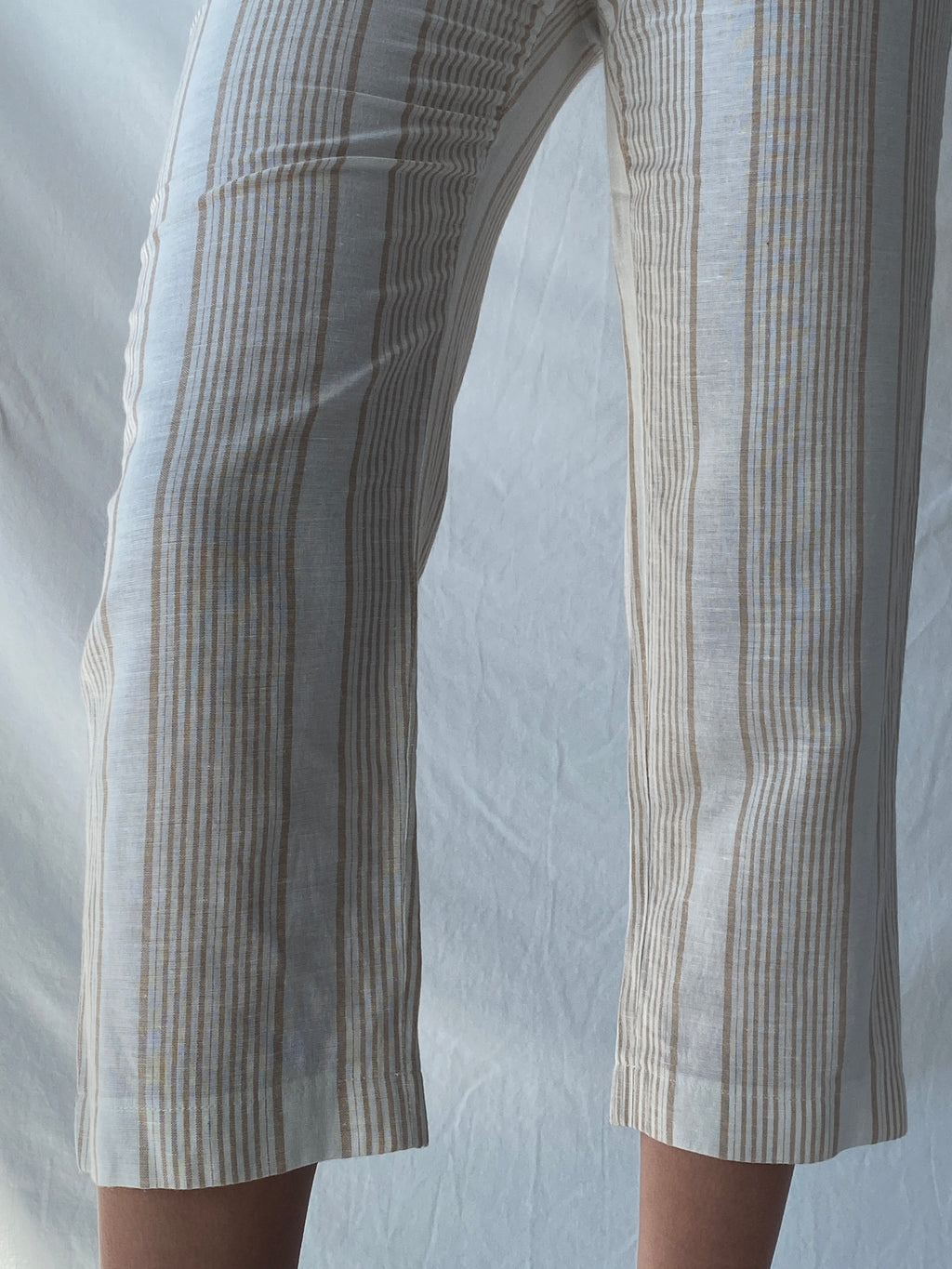 بنطال كابري صيفي مخطط من مزيج الكتان الأبيض والبيج من مارك كاين - مقاس صغير