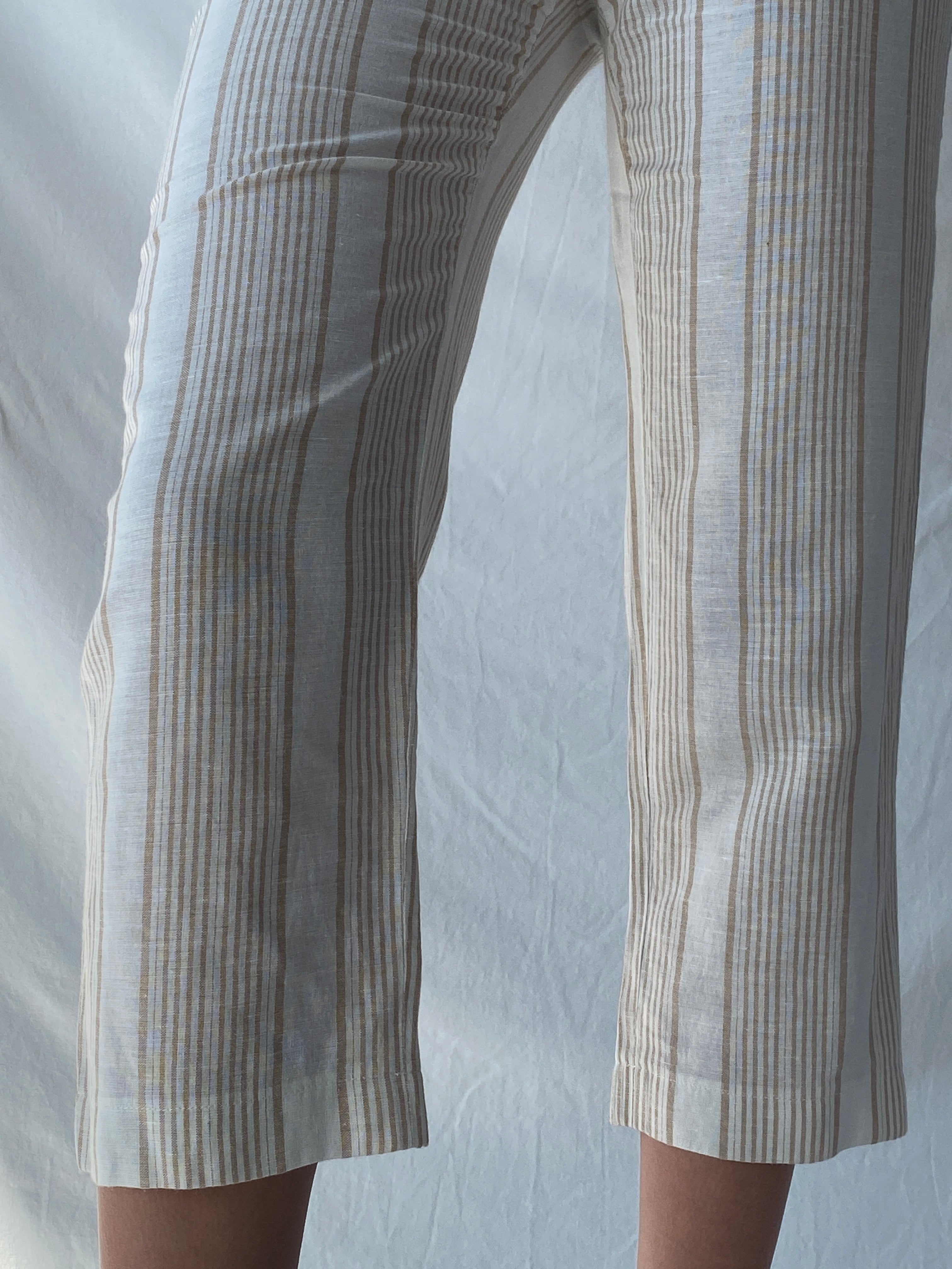 بنطال كابري صيفي مخطط من مزيج الكتان الأبيض والبيج من مارك كاين - مقاس صغير