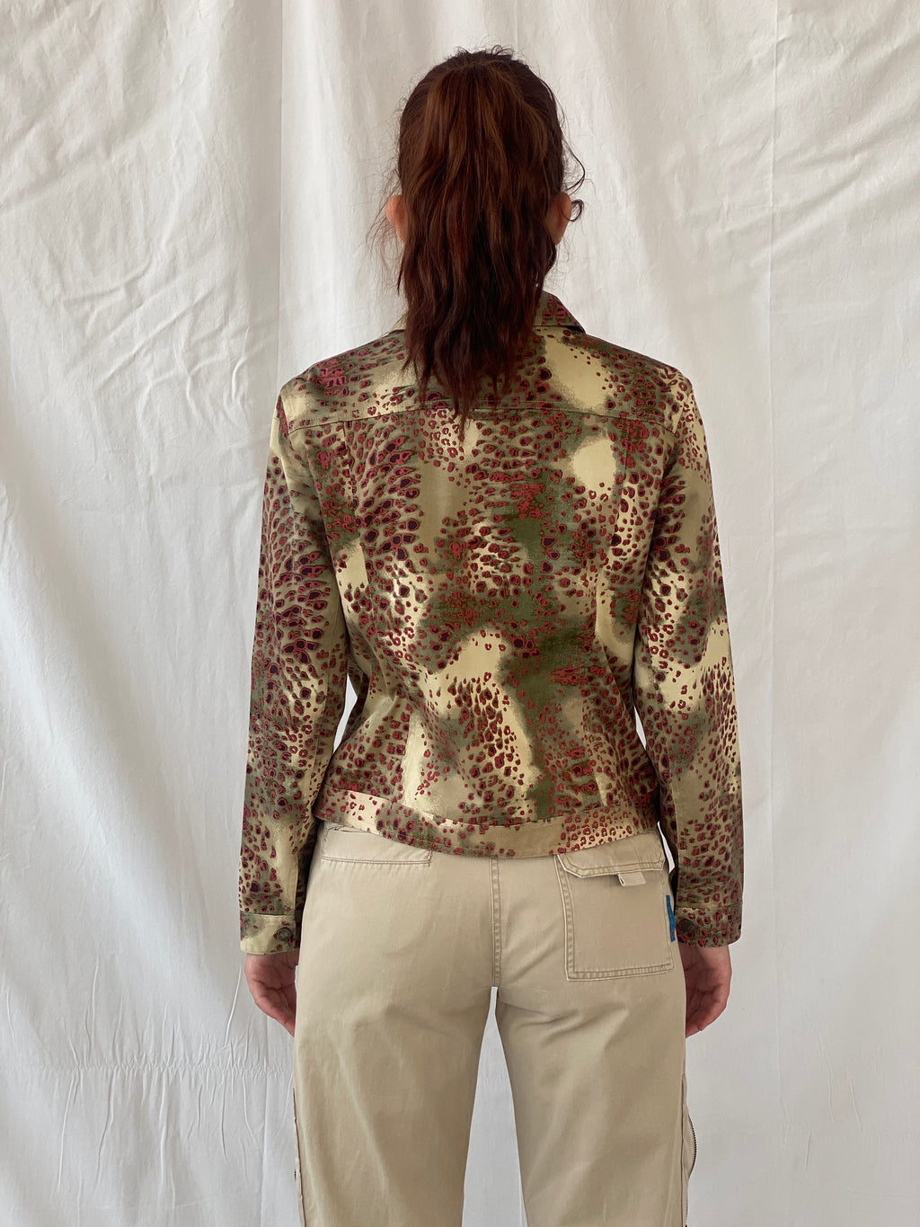 جاكيت من القطن الخفيف بطبعة حيوانية باللونين البيج والأحمر من مجموعة Vintage August Silk Logic - مقاس M