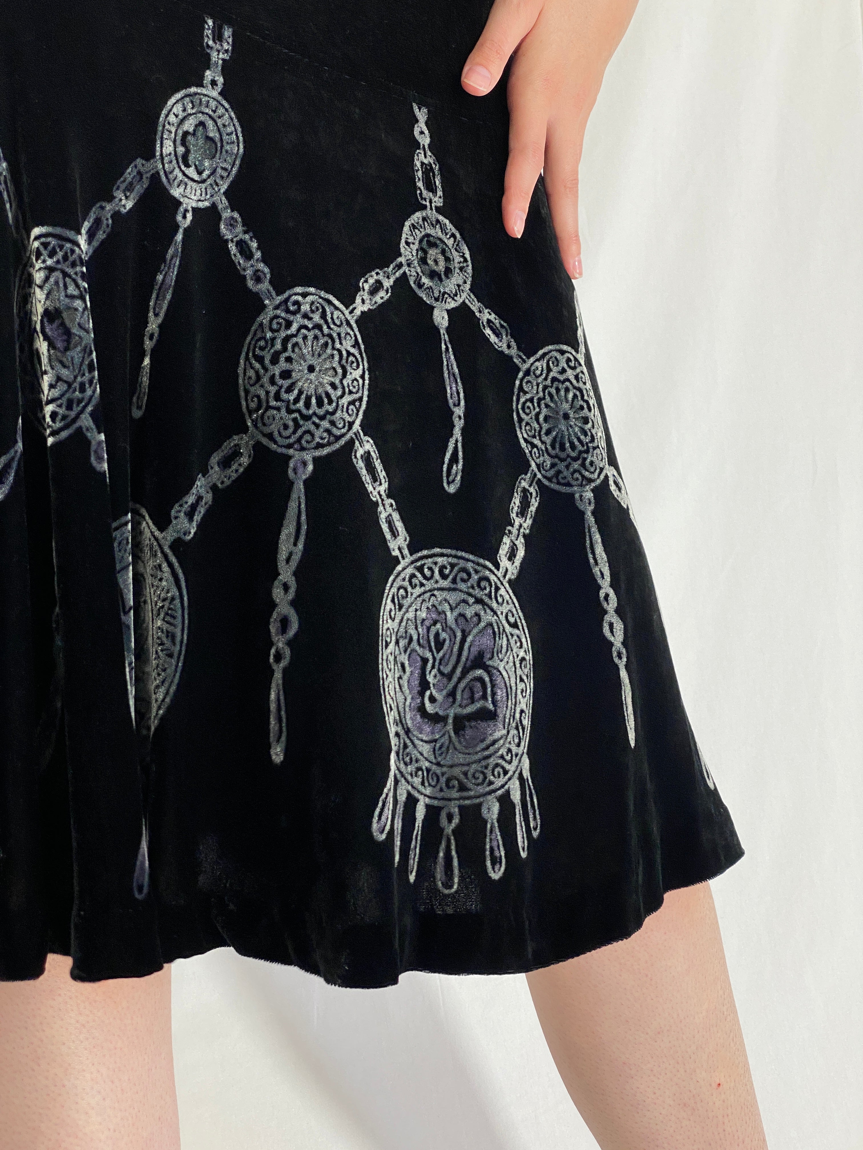 Vintage 90s Passport Black Velvet Embossed Medallion Boho Gothic Y2K A-Line Skirt - M