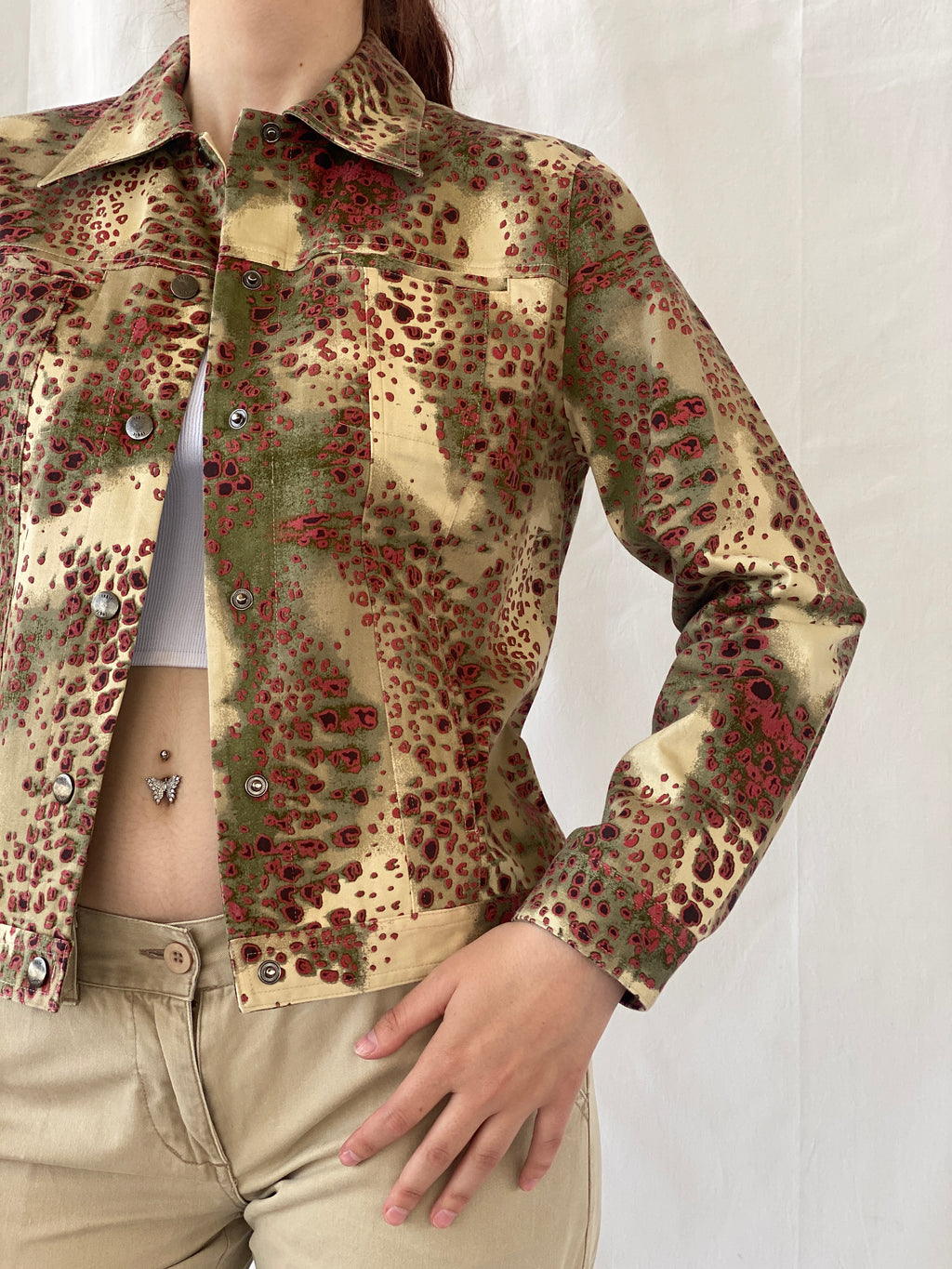 جاكيت من القطن الخفيف بطبعة حيوانية باللونين البيج والأحمر من مجموعة Vintage August Silk Logic - مقاس M