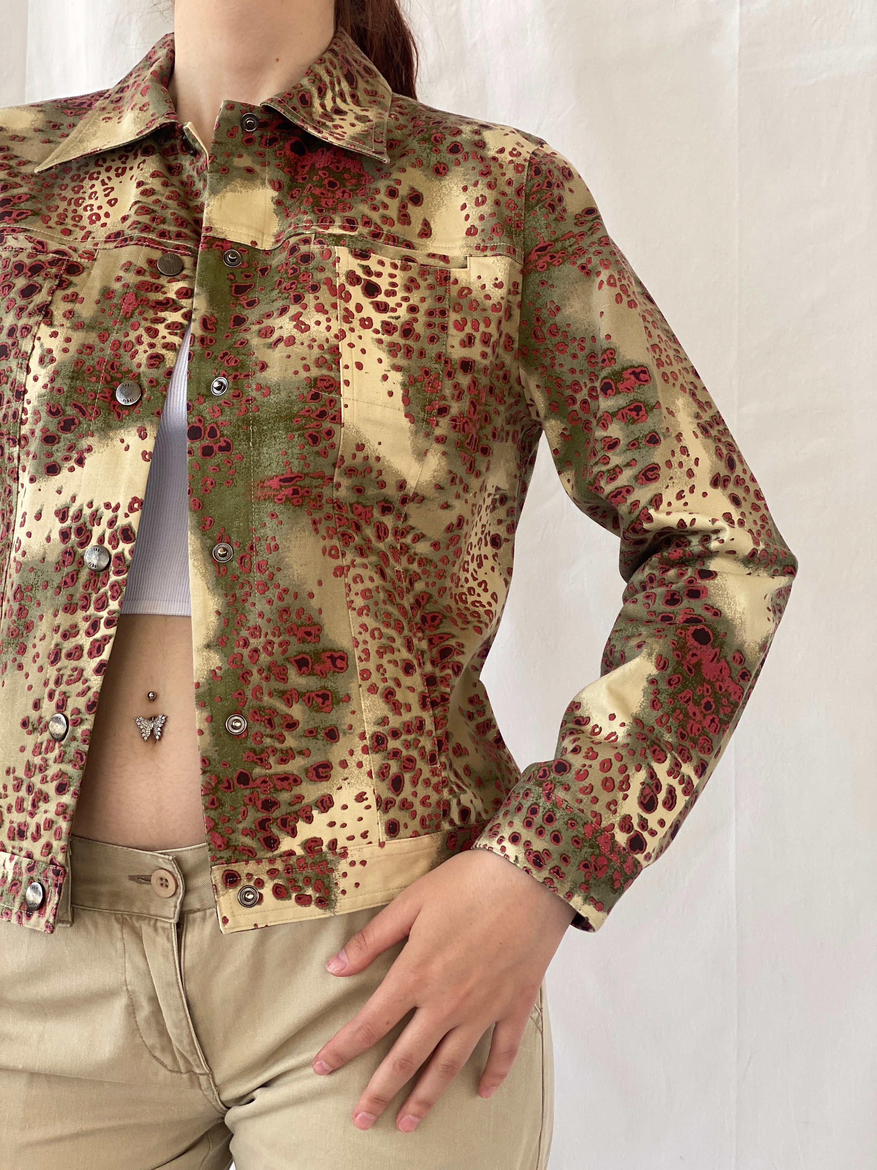 جاكيت من القطن الخفيف بطبعة حيوانية باللونين البيج والأحمر من مجموعة Vintage August Silk Logic - مقاس M