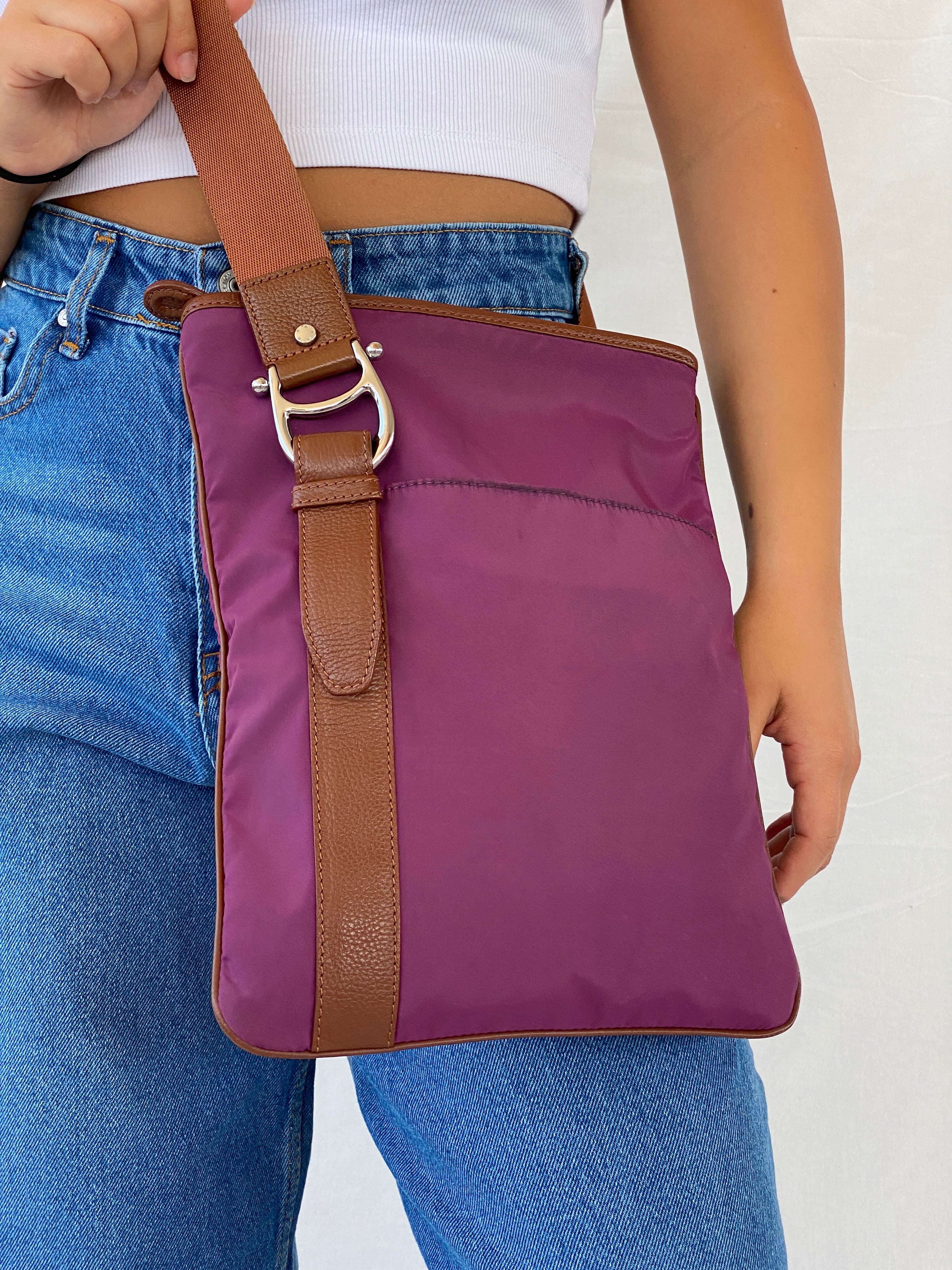 حقيبة أيجنر كروس بودي بنية اللون مع حزام من القماش