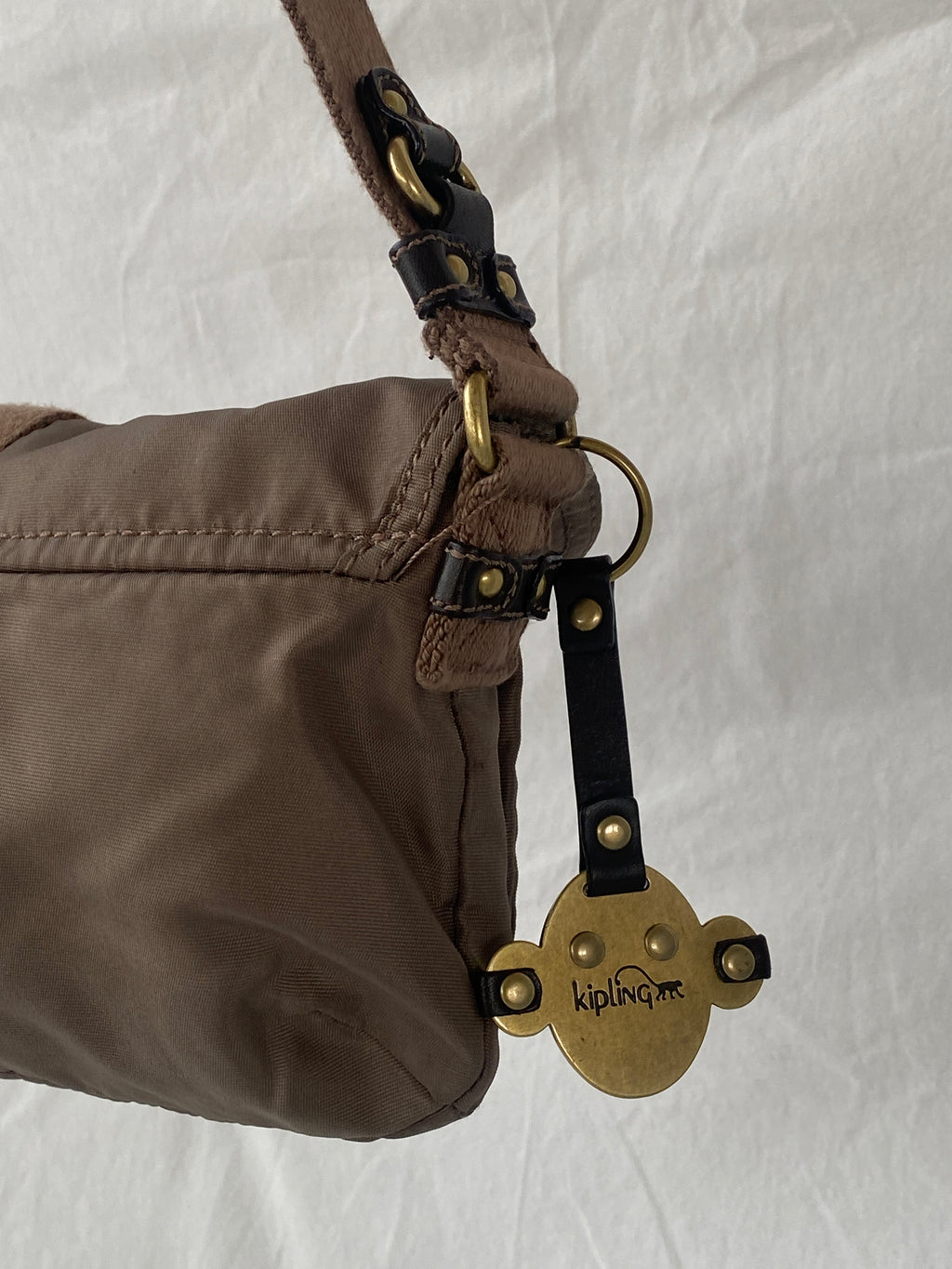 حقيبة كتف صغيرة من القماش من كيبلينج إستر سيتي باللون البني