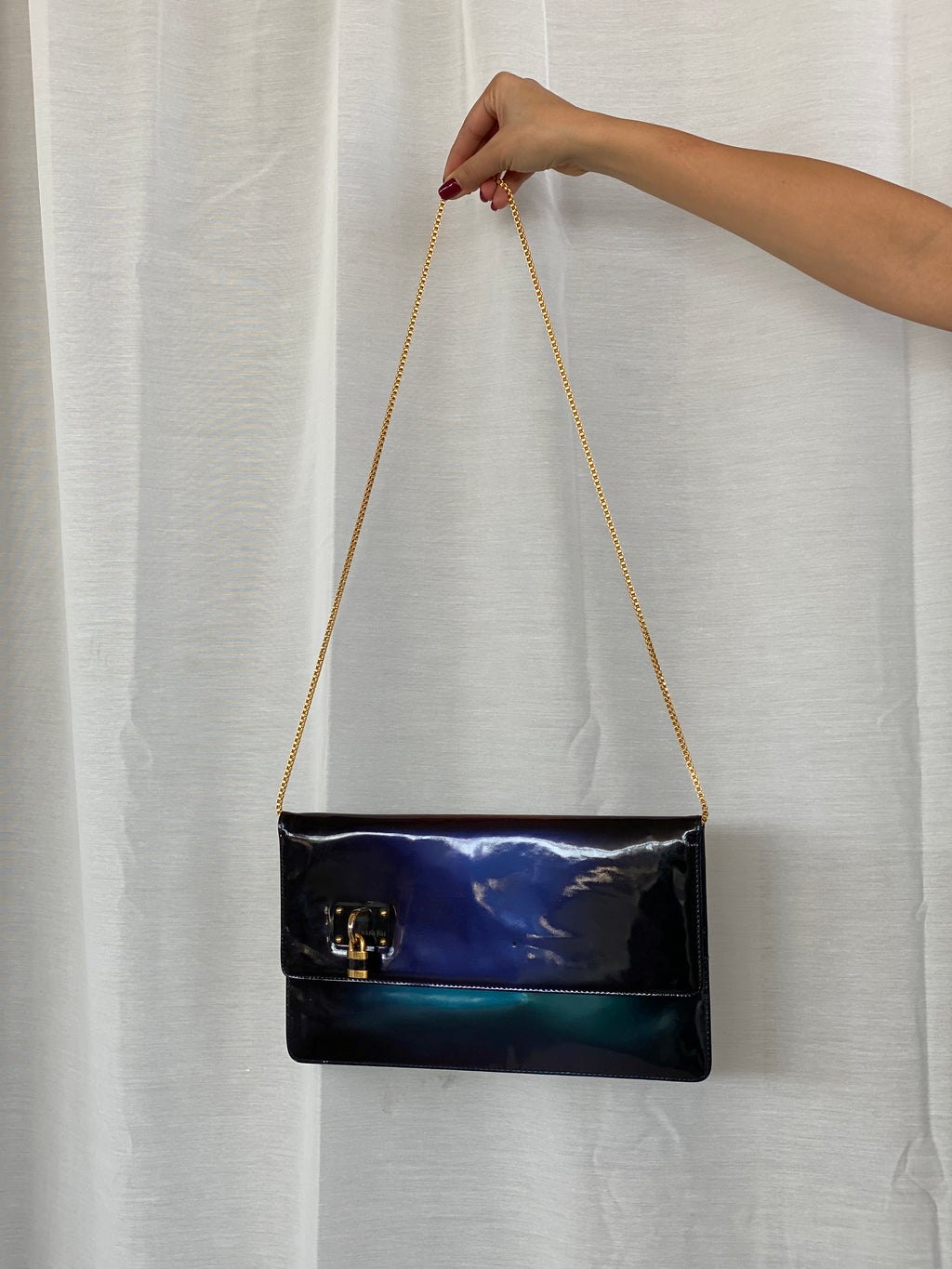 حقيبة كلاتش أنيقة من الجلد اللامع من NWT Maria Pino