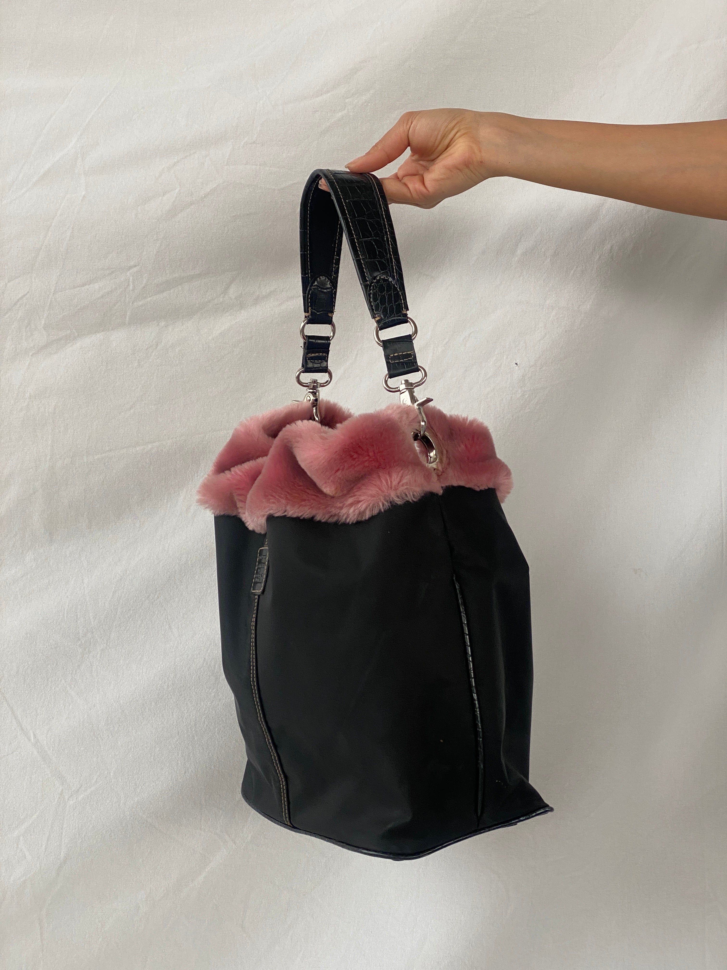 حقيبة كتف ليز كلايبورن توت سوداء مستوحاة من براتز من عام 2000