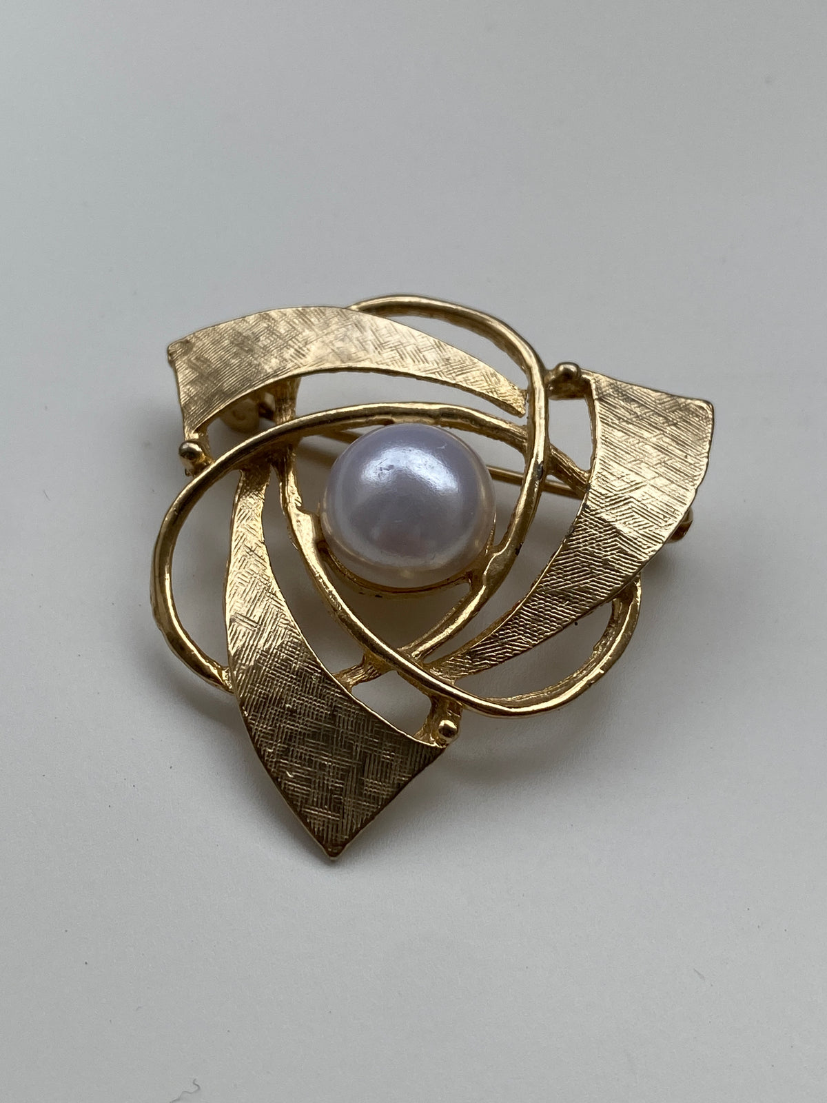 Vintage Gold Tone Abstract Pearl Brooch – Geometric Swirl Statement Pin Vintage Gold Tone Abstract Pearl Brooch – Geometric Swirl Statement Pin