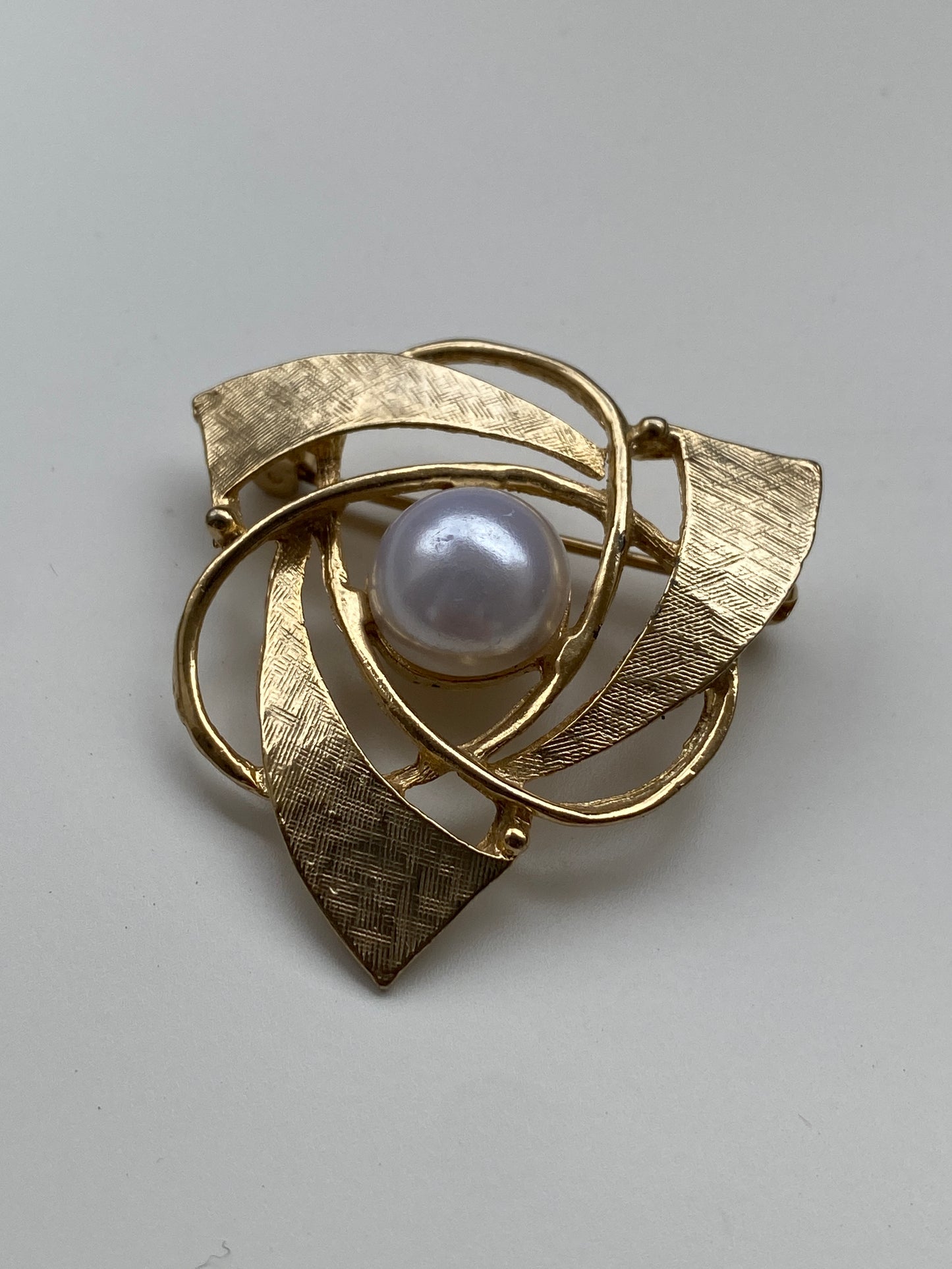 Vintage Gold Tone Abstract Pearl Brooch – Geometric Swirl Statement Pin